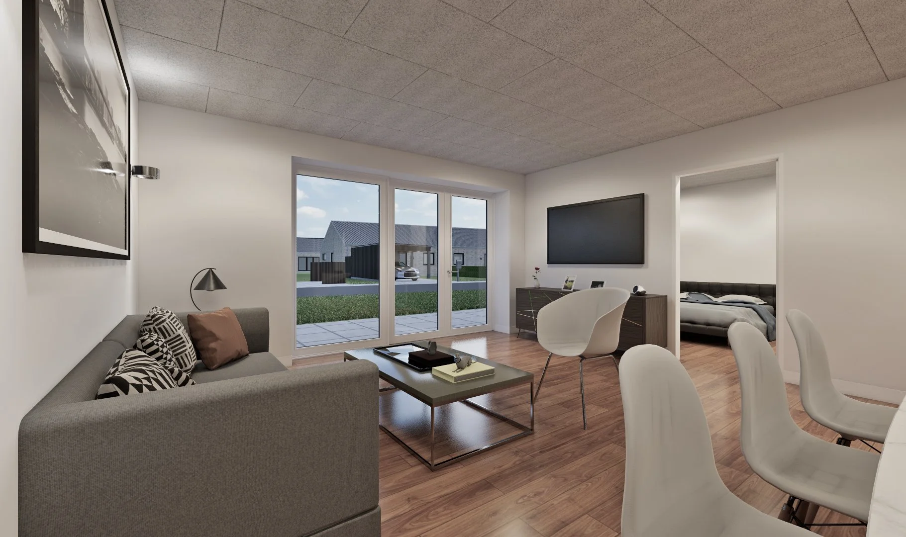 Moderne stue med stor sofa, tv på væggen, spisebord med hvide stole, patio med udendørsareal, soveværelse gennem døråbning, elegante møbler og store vinduer