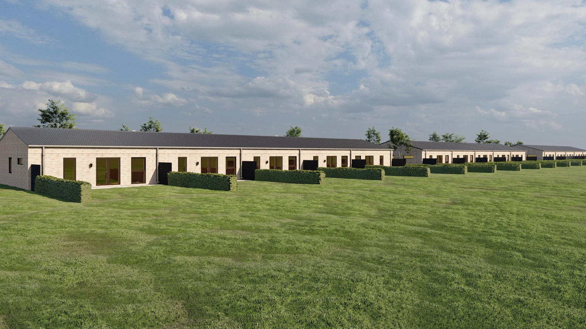 Række af moderne, lavt bygget huse med store vinduer, trælåger, græsarealer og små hække under en skyet blå himmel.