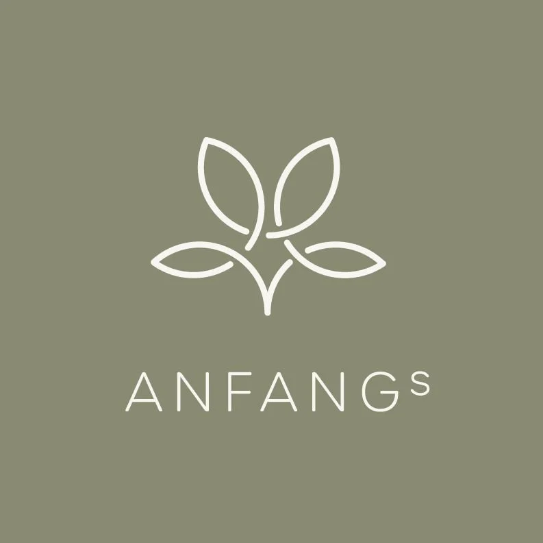 Ein minimalistisches Logo mit einer stilisierten Pflanze und dem Wort 'ANFANGS' darunter, auf grünem Hintergrund.