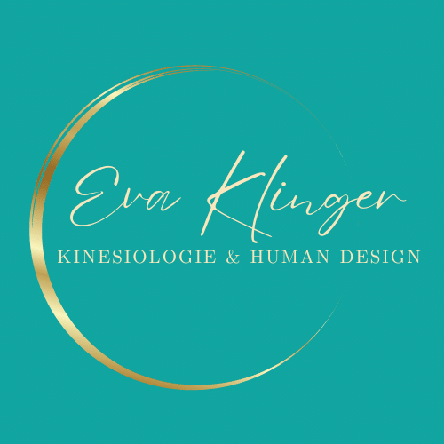 Logo mit Name Eva Klinger, Kinesiologie & Human Design, auf grüner Hintergrund mit goldener halbmondförmiger Linie.