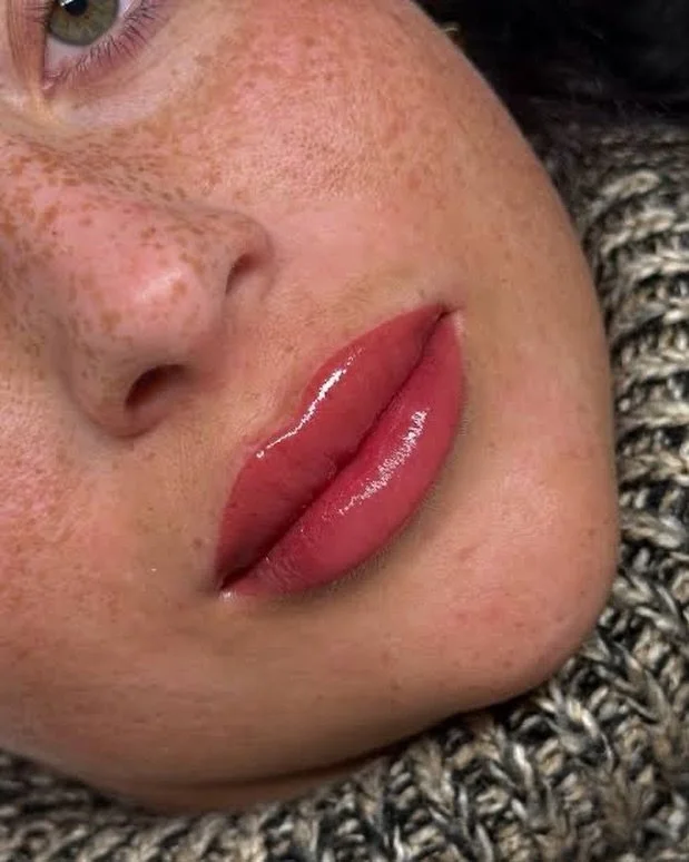 Quand mes clientes d&eacute;couvrent leur r&eacute;sultat, elles me disent souvent la m&ecirc;me chose :

&ldquo;On dirait mes l&egrave;vres&hellip; mais en mieux.&rdquo; 💋

C&rsquo;est exactement l&rsquo;objectif du Lip Blush.

Redonner de la coule