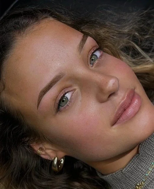 Maquillage permanent des sourcils au rendu naturel, réalisé par Onyx Studio avec une ligne précise et harmonieuse, adaptée à la morphologie du visage. Réalisé à Marseille avec mapping personnalisé