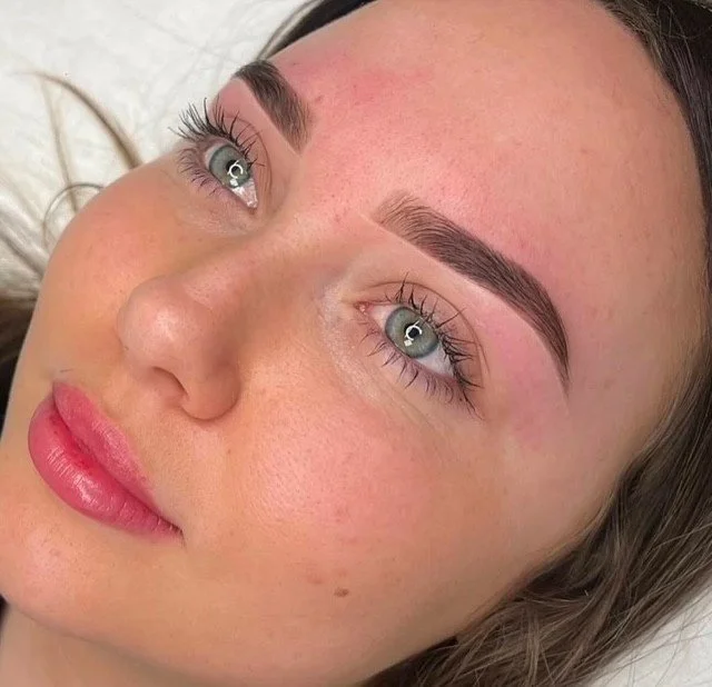 Maquillage permanent des sourcils au rendu naturel, réalisé par Onyx Studio avec une ligne précise et harmonieuse, adaptée à la morphologie du visage. Réalisé à Marseille avec mapping personnalisé ombrebrows sourcils poudrés