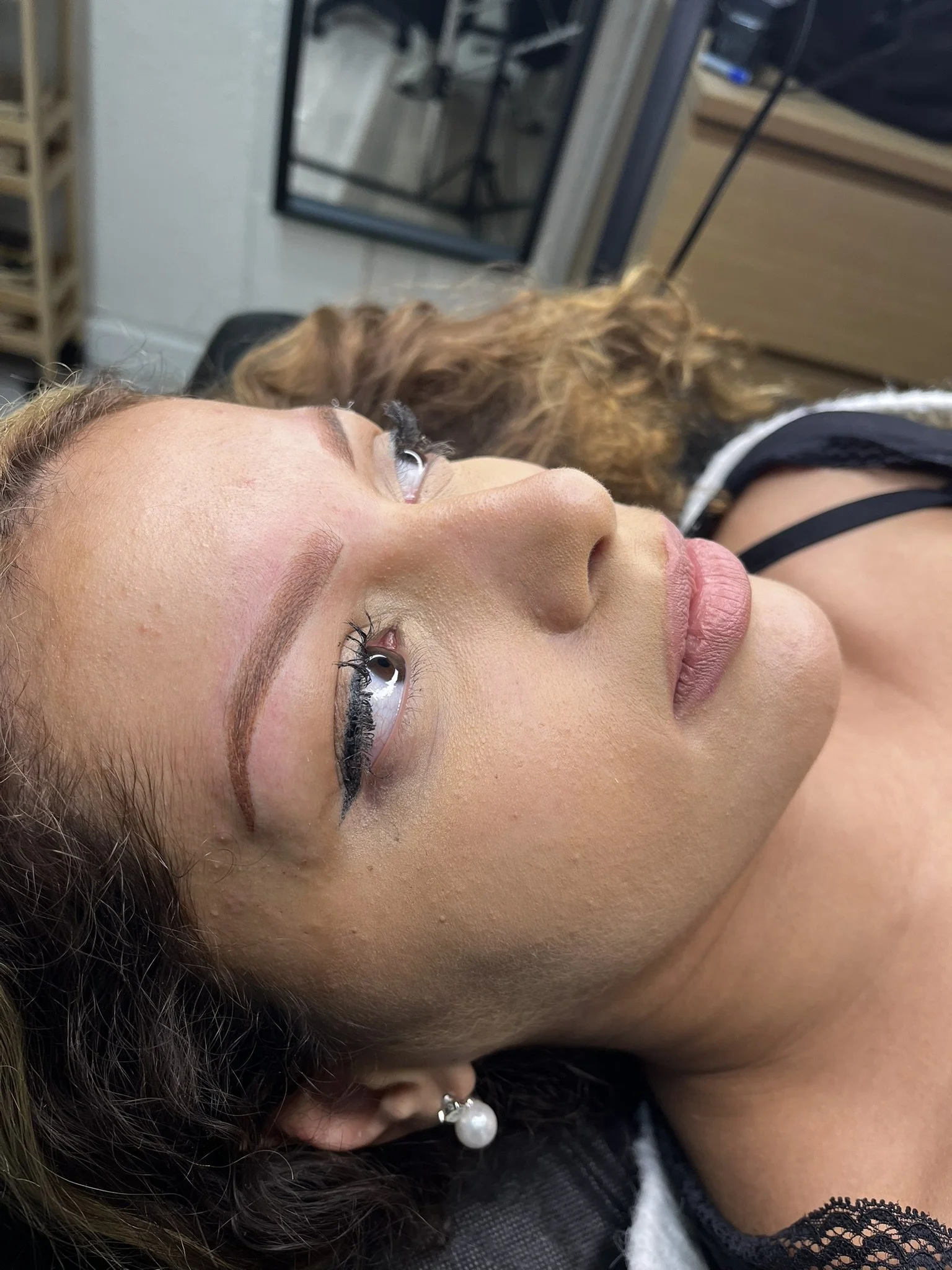 Microshading sourcils effet poudré naturel réalisé chez Onyx Studio
