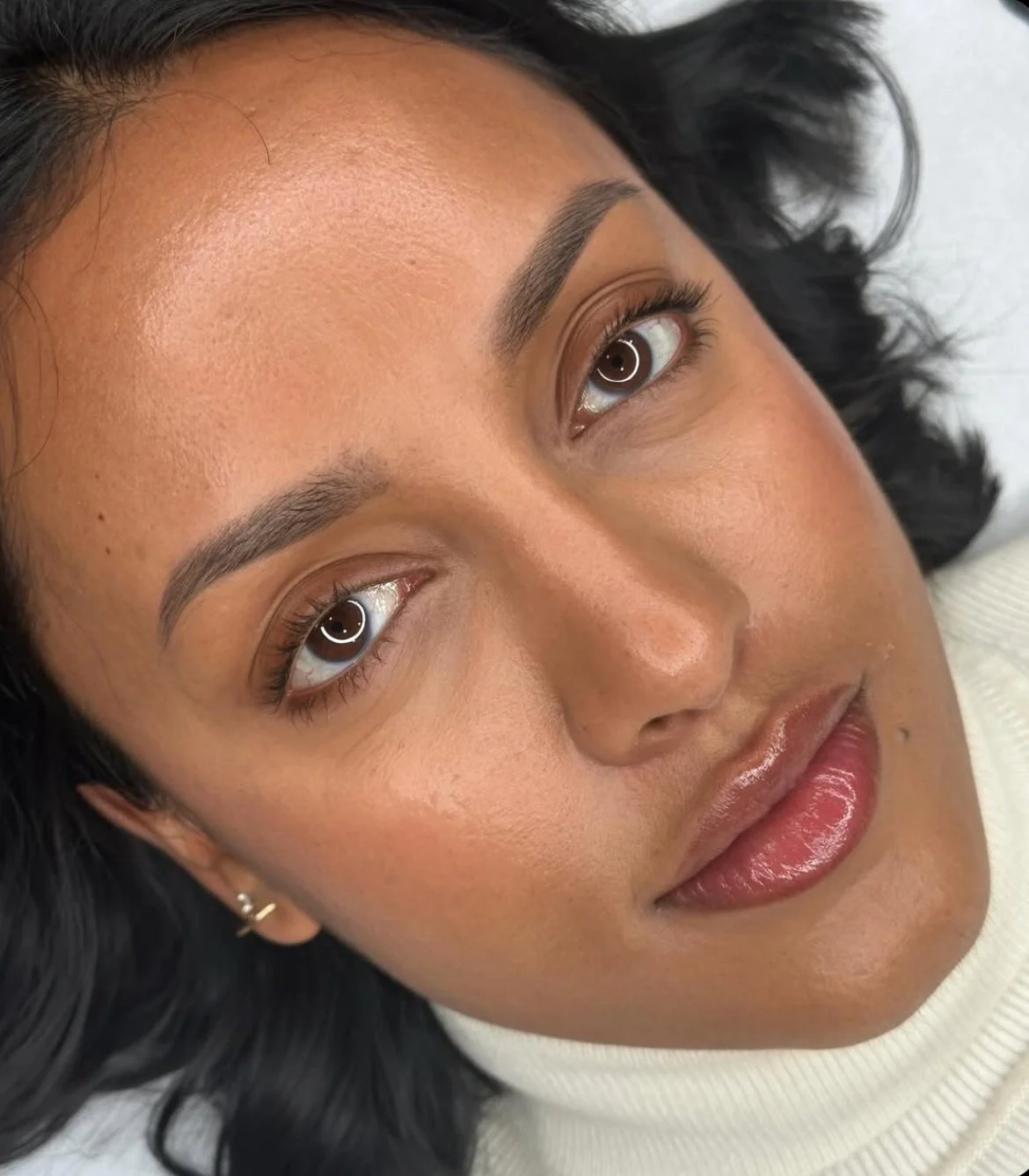 Maquillage permanent des sourcils technique microshading au rendu poudré naturel