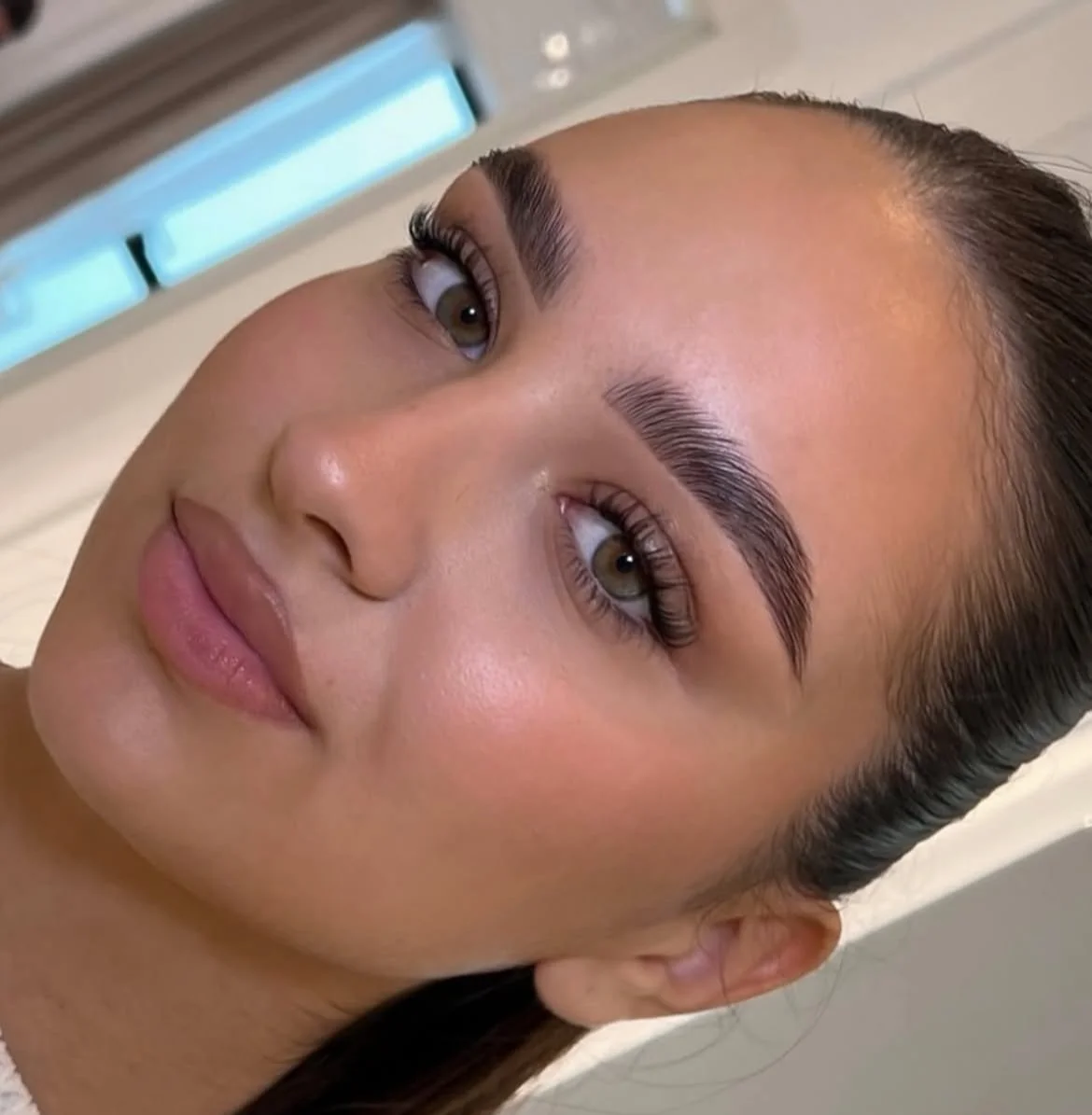 Restructuration des sourcils par brow lift avec effet discipliné et volumineux