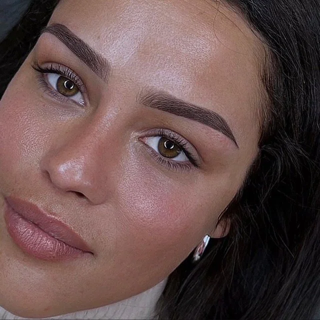 Maquillage permanent des sourcils au rendu naturel, réalisé par Onyx Studio avec une ligne précise et harmonieuse, adaptée à la morphologie du visage. Réalisé à Marseille avec mapping personnalisé ombrebrows sourcils poudrés