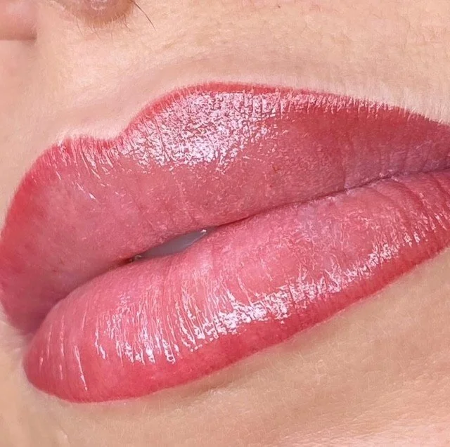 Candy lips technique de maquillage permanent pour des lèvres pulpeuses et naturelles