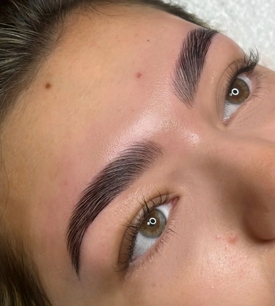 Brow lift pour restructurer les sourcils naturellement réalisé chez Onyx Studio à Marseille