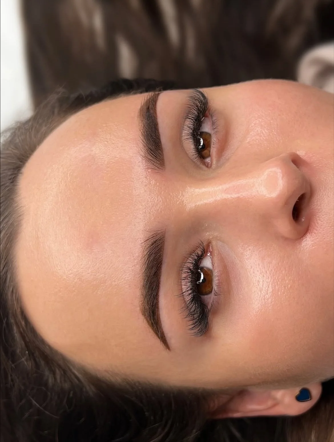 Microshading des sourcils au rendu naturel réalisé chez Onyx Studio à MarseilleRésultat de microshading des sourcils pour restructurer le regard naturellement