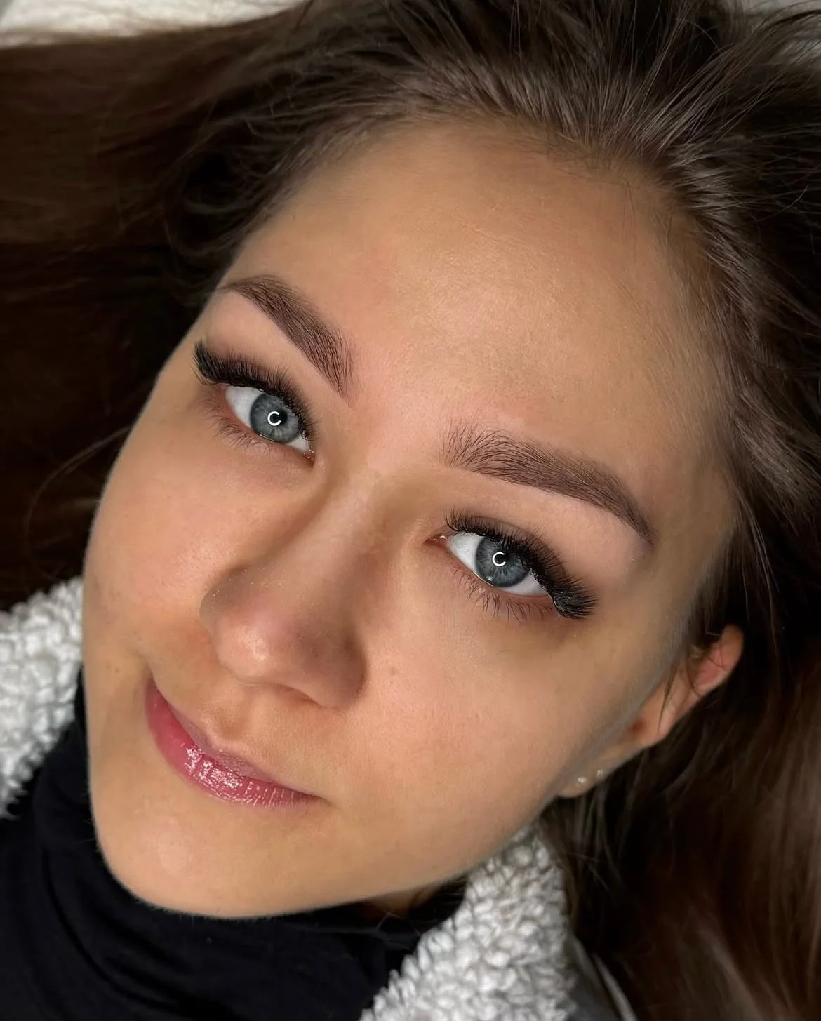 Restructuration des sourcils par microshading avec effet naturel