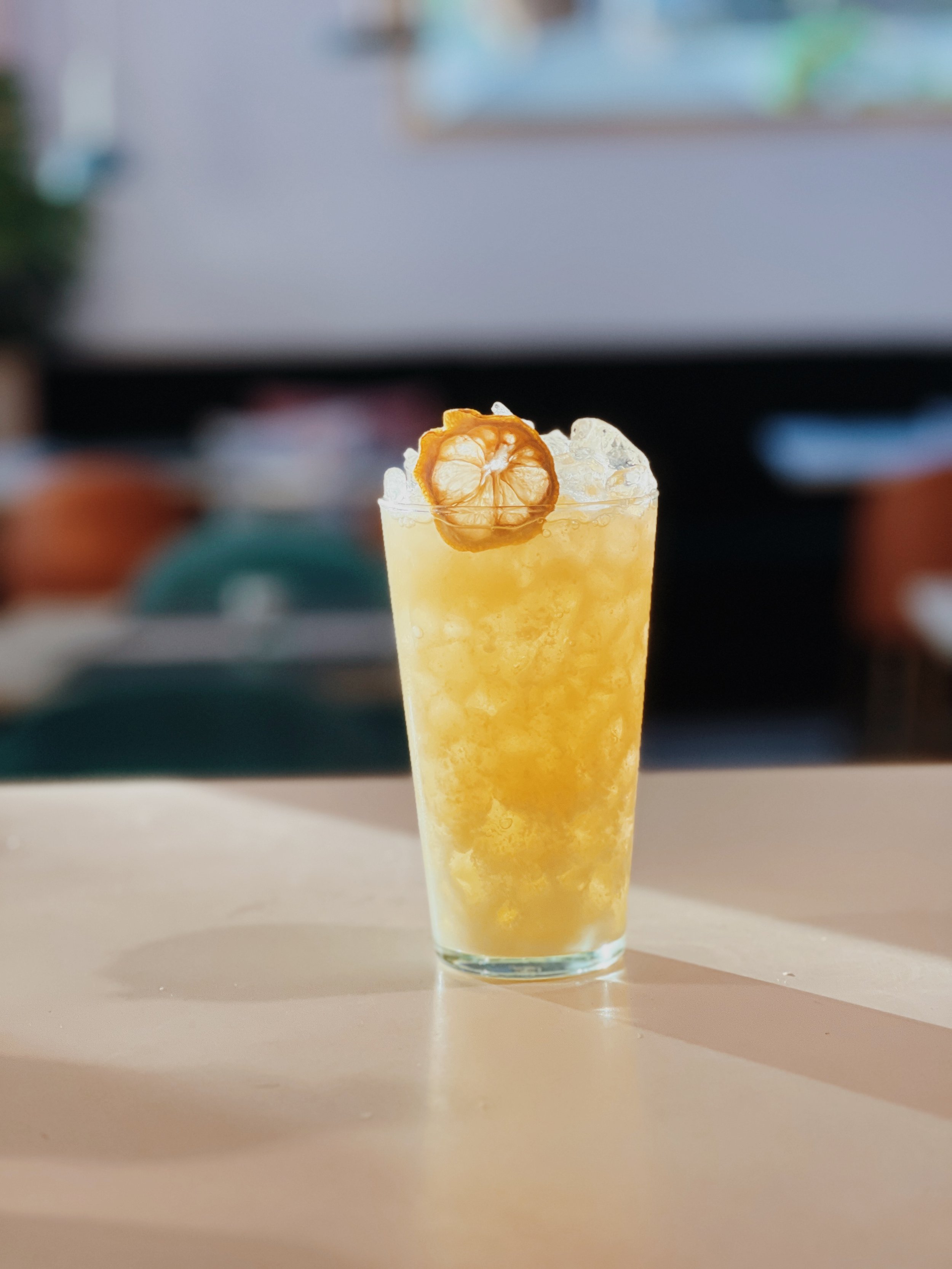 Refreshing cocktail with citrus garnish served at Mokelino in Los Cristianos.