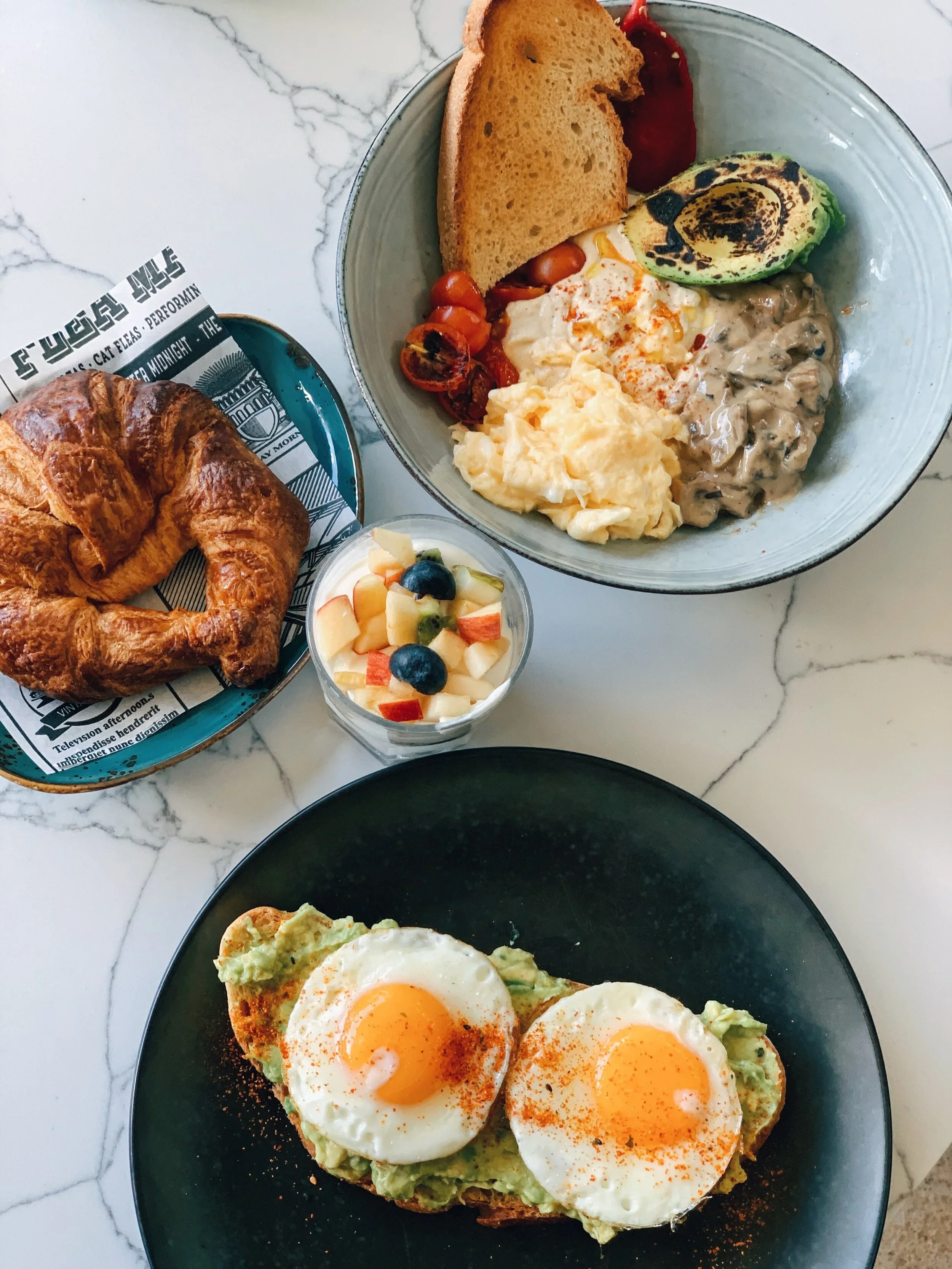 Brunch dish served at Mokelino in Los Cristianos, featuring fresh ingredients and modern presentation.