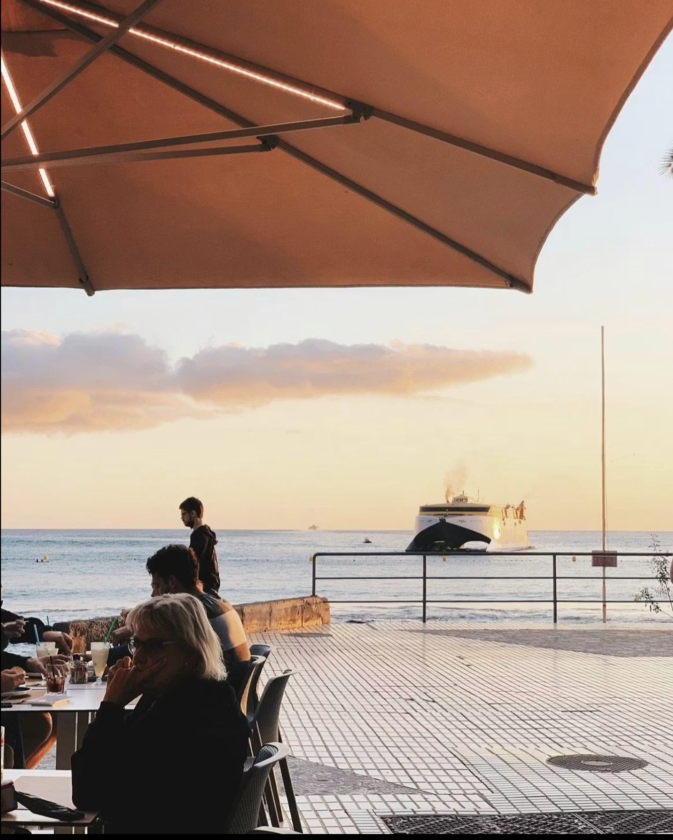Relaxed seaside atmosphere at Mokelino, a tapas and cocktail restaurant in Los Cristianos.