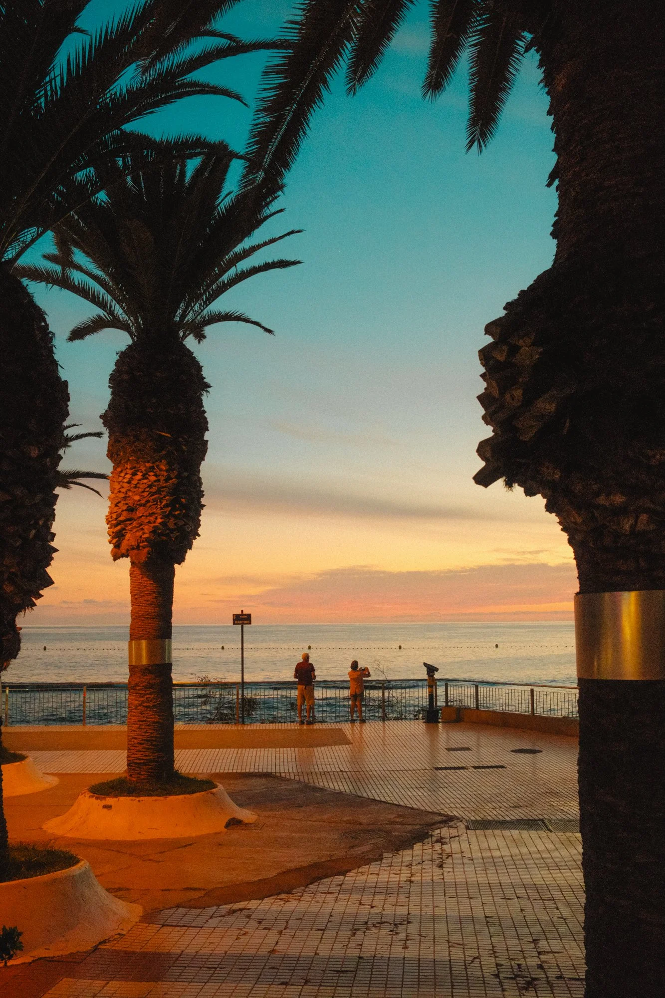 Atardecer en Los Cristianos con cócteles y buen ambiente