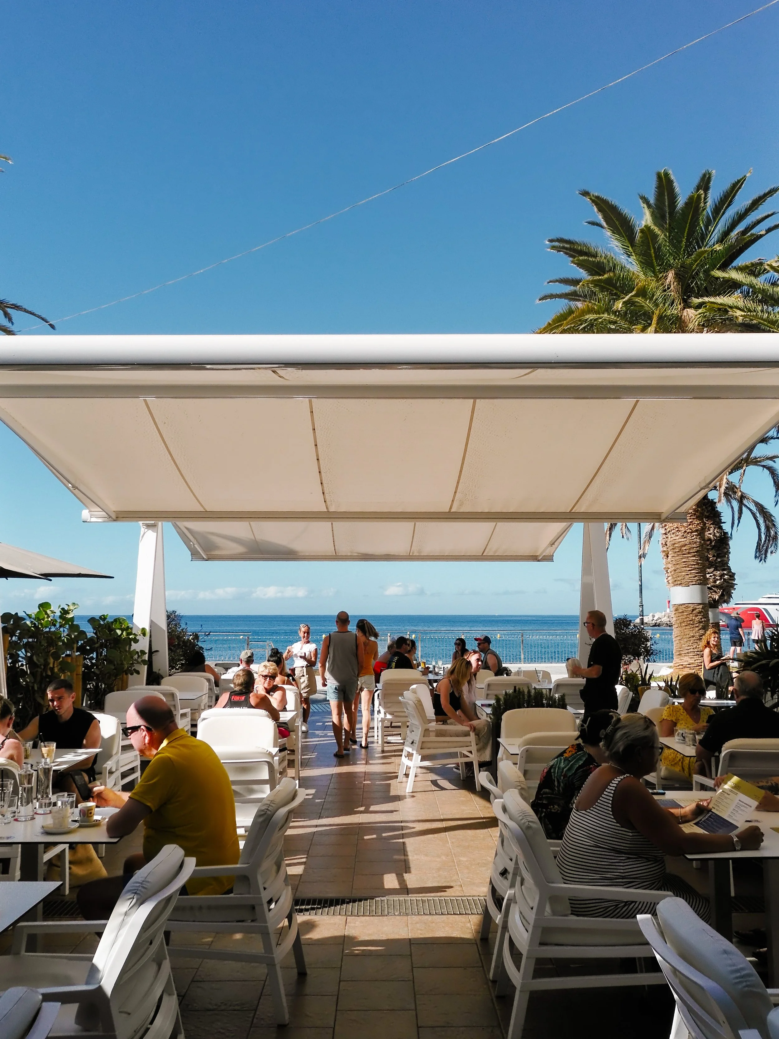 Seaside terrace at Mokelino in Los Cristianos with ocean views and relaxed dining atmosphere.