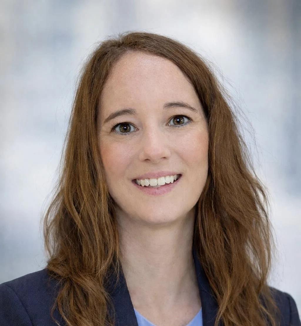 A portrait photo of me, Emily Dodd. Psychological therapist specialised in supporting people when they feel anxious, depressed, low mood or frustrated with chronic pain, chronic fatigue, heart disease, stroke rehabilitation or cancer.