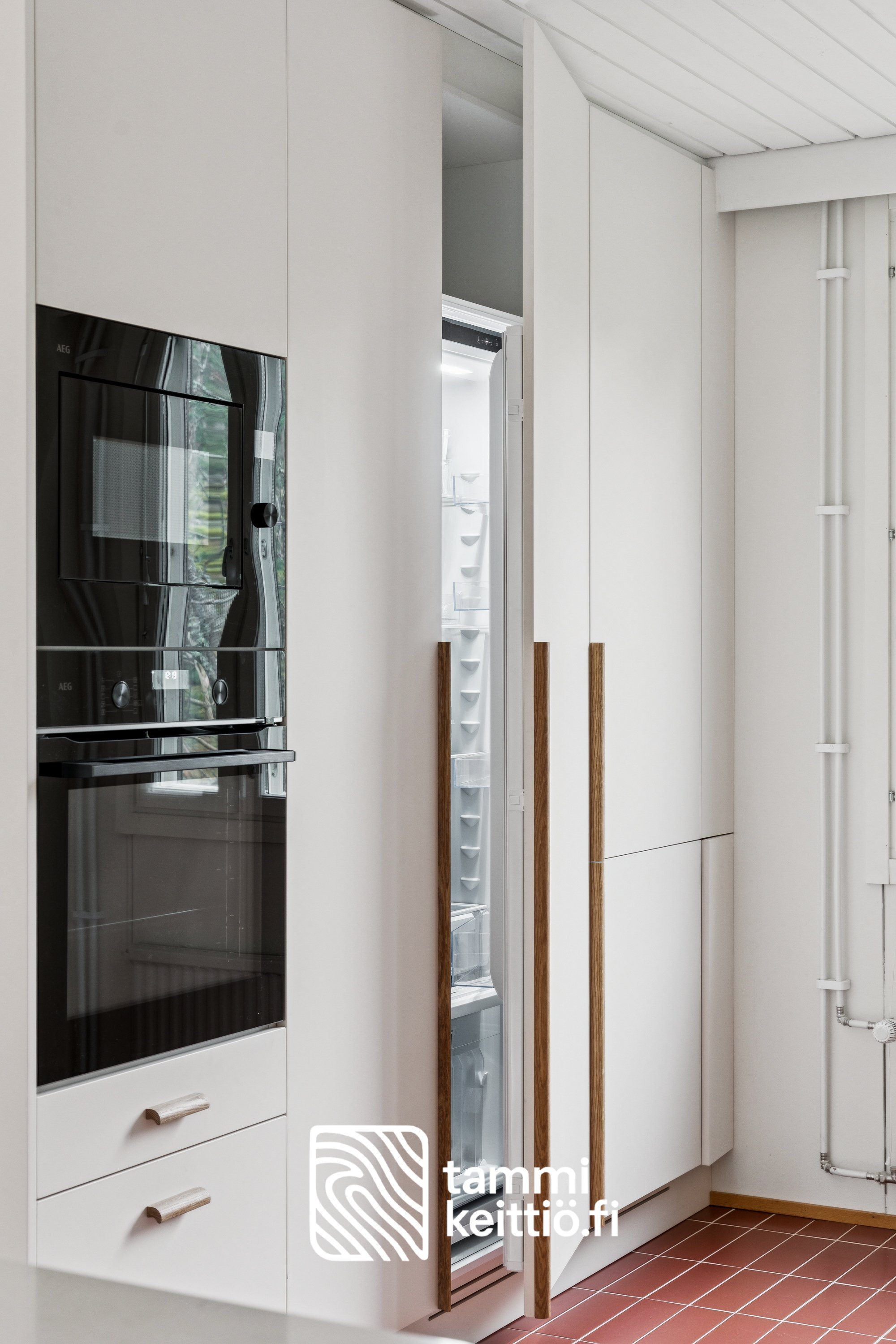 Maalatut keittiöuunikomeron ovet joissa tammivedin