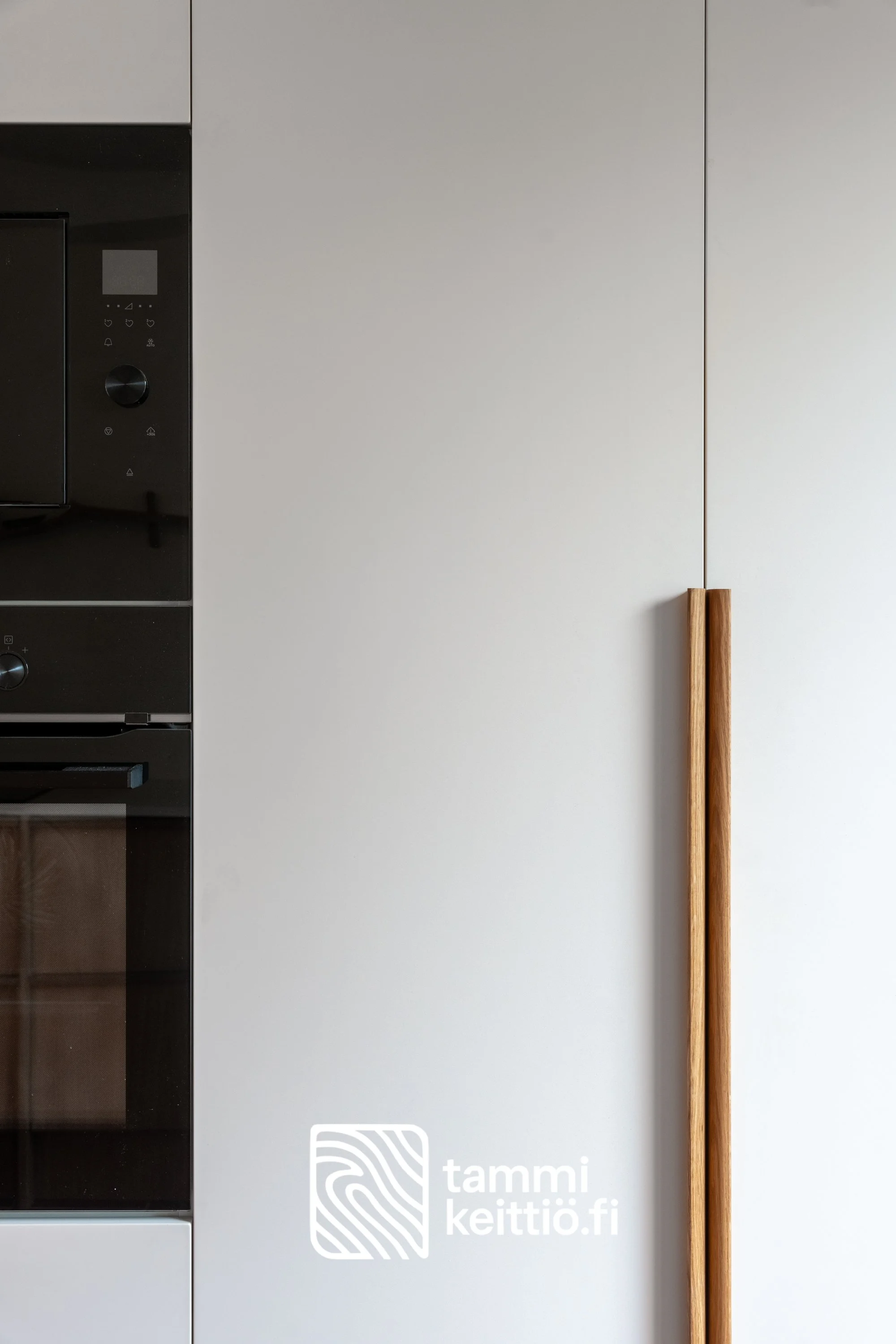 Konekomeron keittiön ovet ruiskumaalattuna Tikkurilan Herkkusieni sävyyn Helsingö tammivetimillä