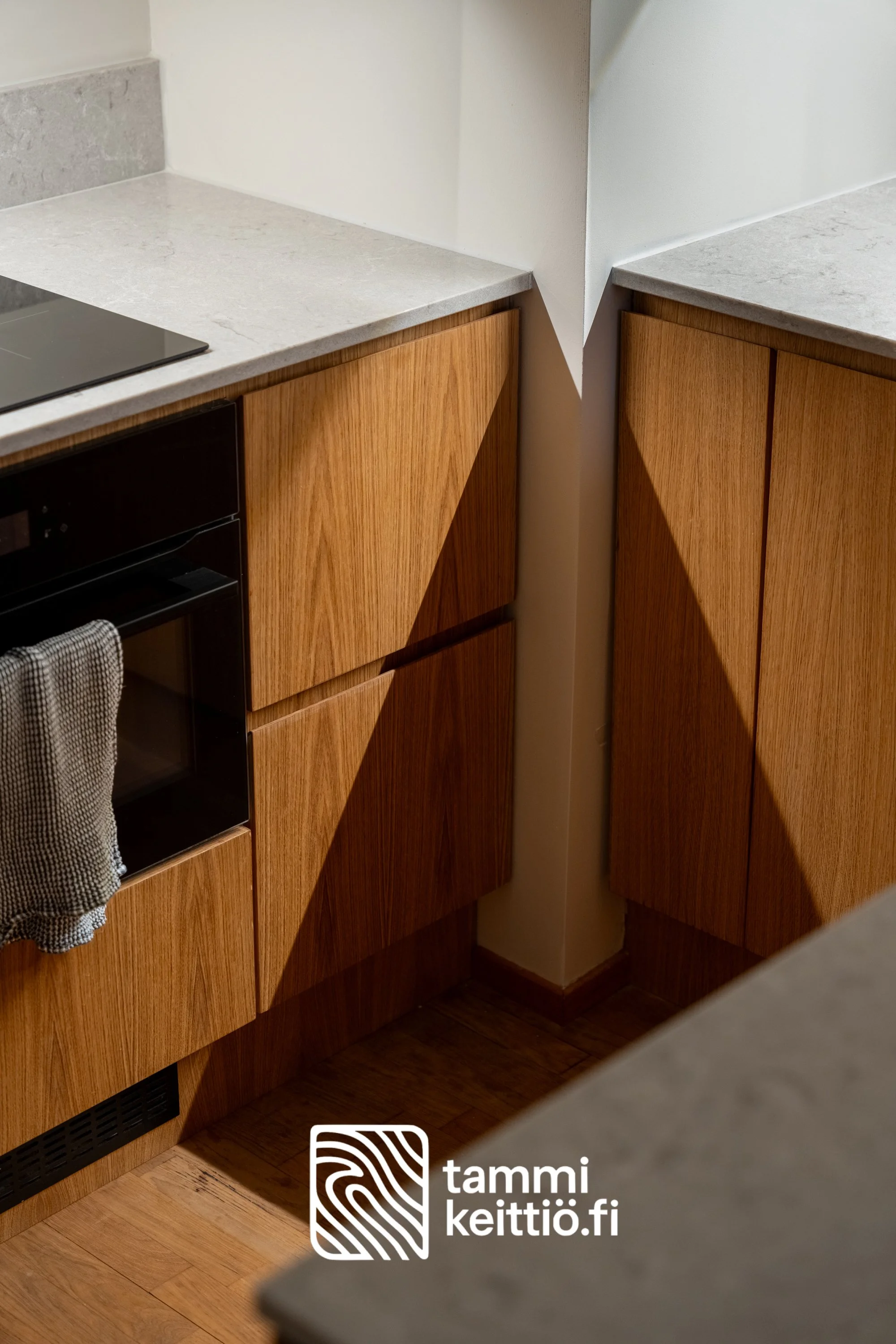 Tammikeittiö viilusta, jatkuva puun syykuviointi viisteovissa