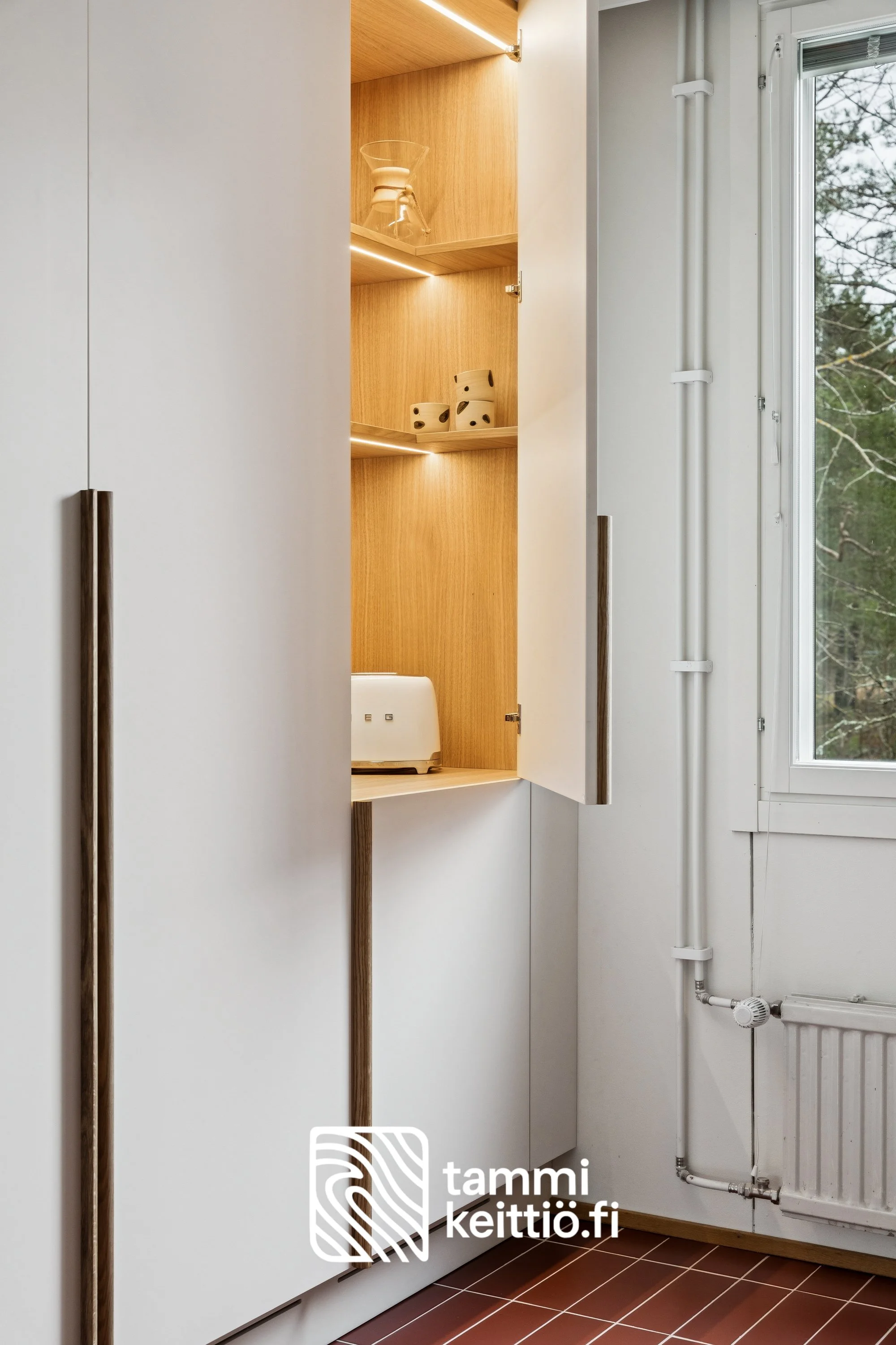 Aamiaiskaappi komeroseinämällä upotetuilla LED -valaisimilla