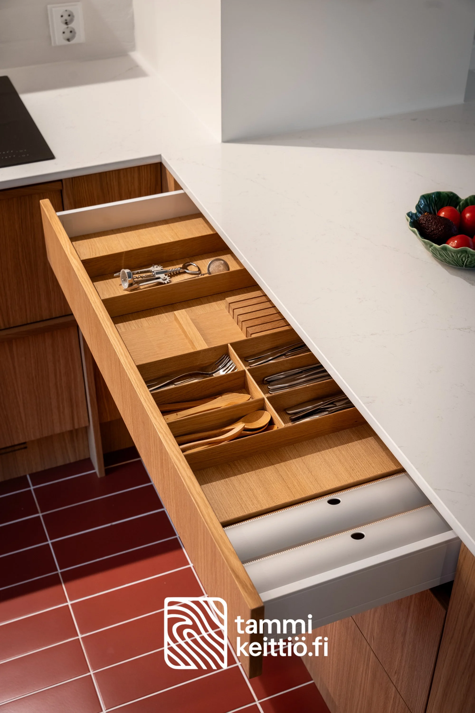 Vetolaatikon aterinjärjestely tammesta - veitsi- folio- ja kelmuteline
