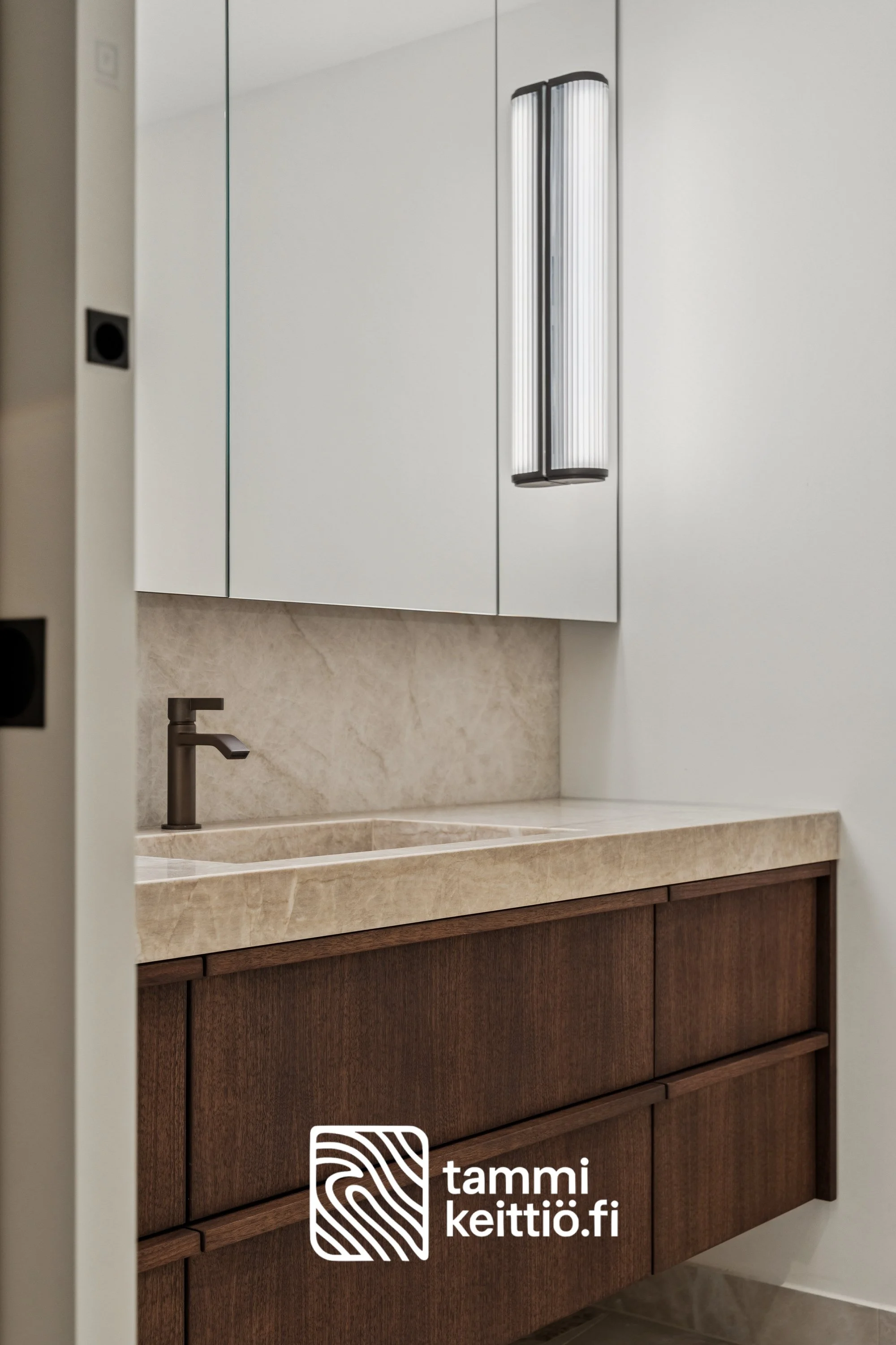 Peilikaappi ja allaskaappi pähkinäviilusta Taj Mahal kivialtaalla