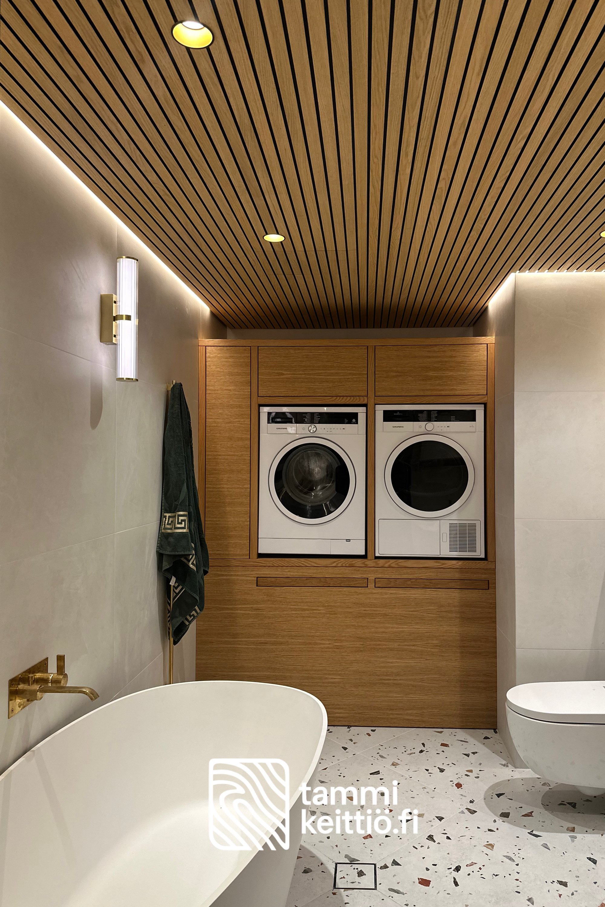 Tamminen pesukonekaluste kodinhoitohuoneessa