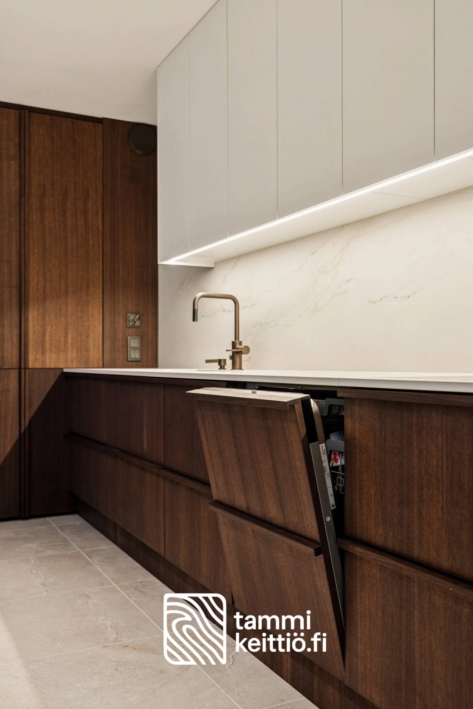 Vaakarimavedin massiivipähkinä astianpesukoneen ovi