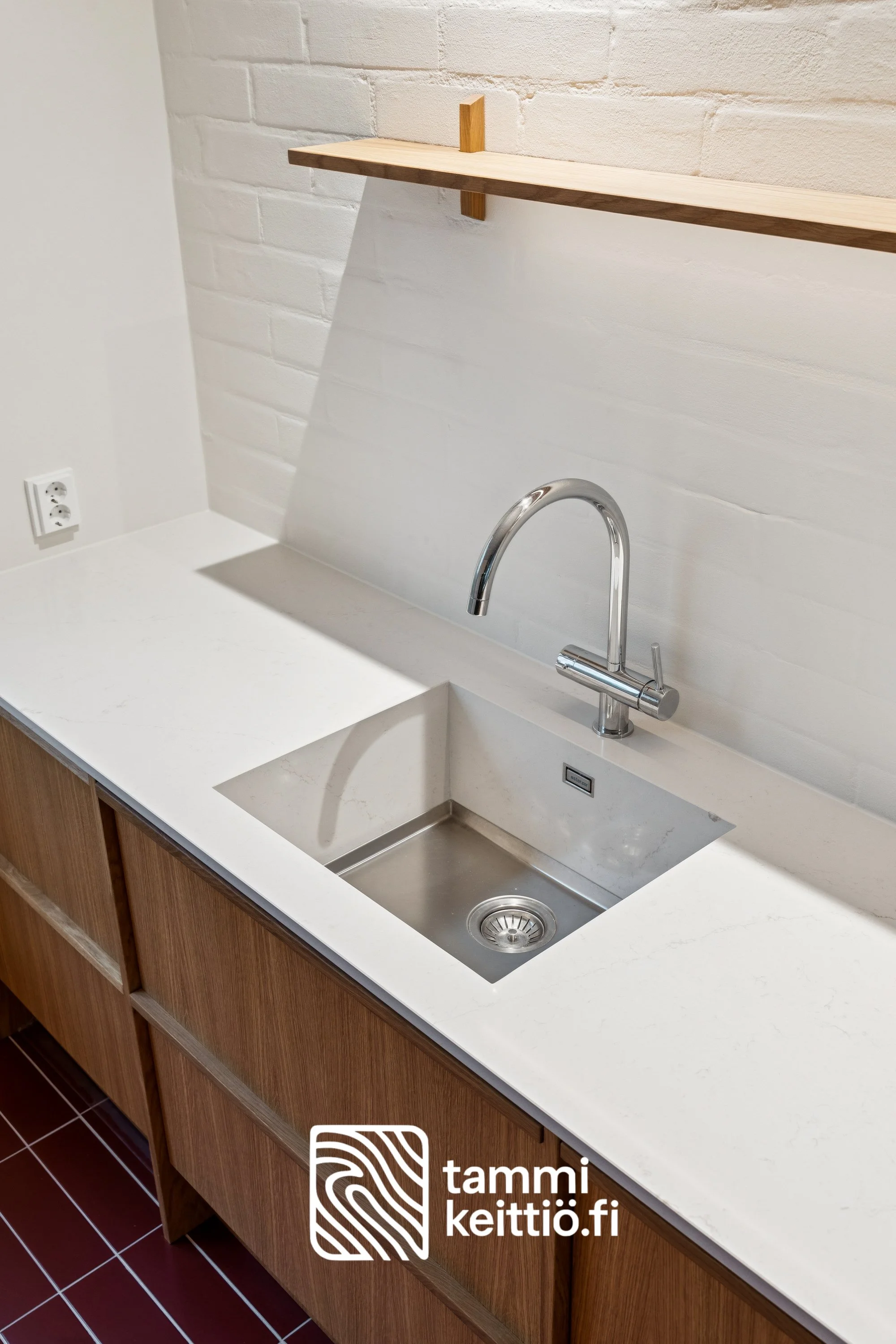 Silestone Persian White komposiittikivitaso kivialtaalla ja Foster teräspohjalla tammikeittiössä