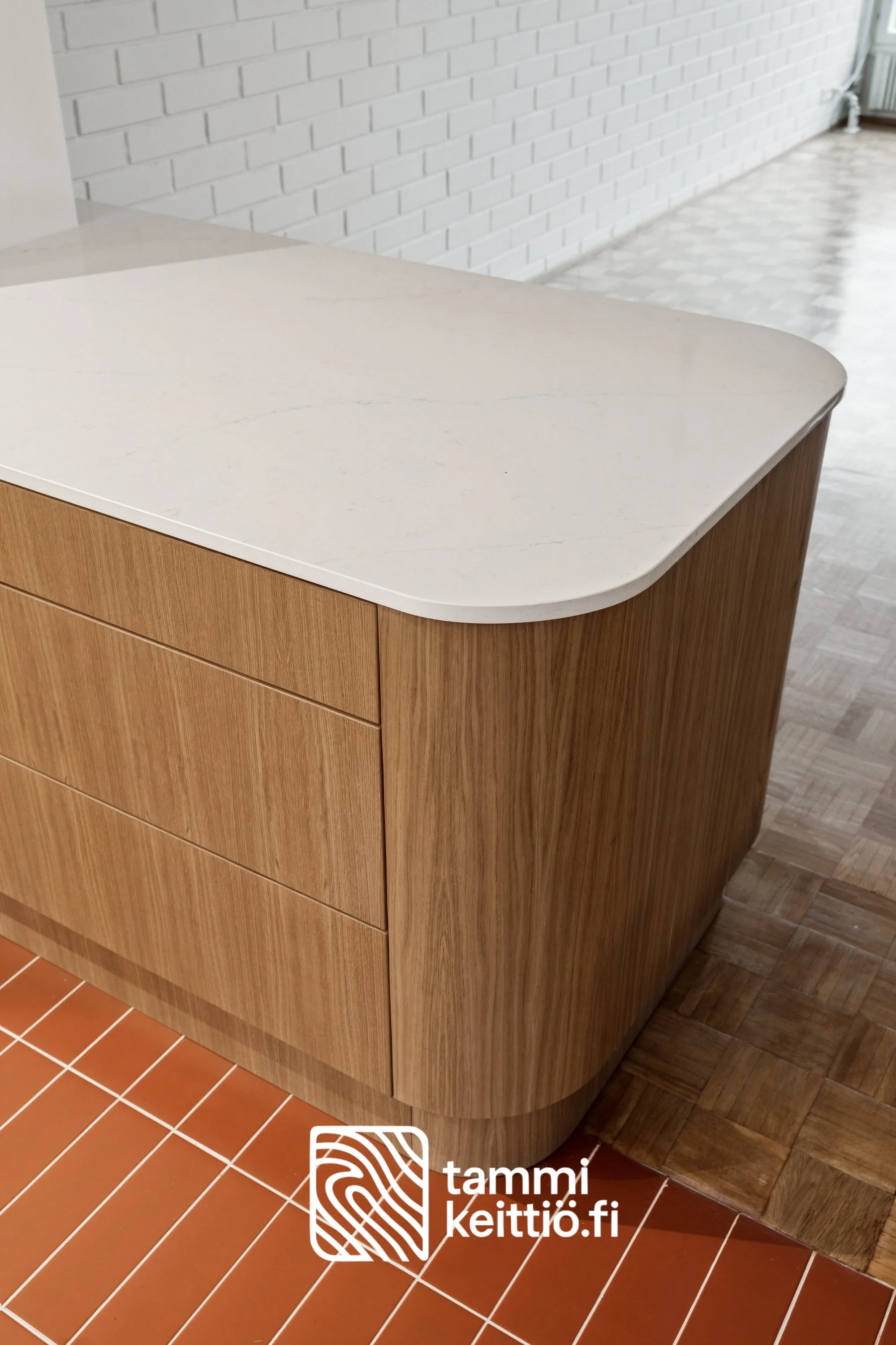 Pyöristetty saarekkeen, niemekkeen kulma tammiviilusta