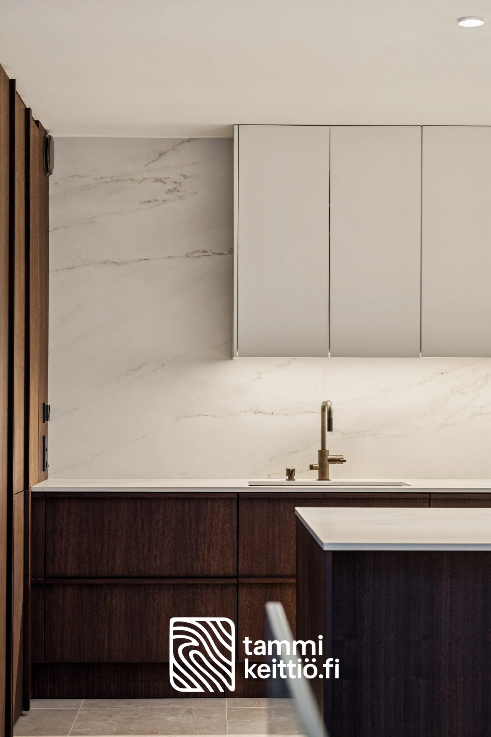 Suuri kivitasopinta pähkinäkeittiössä