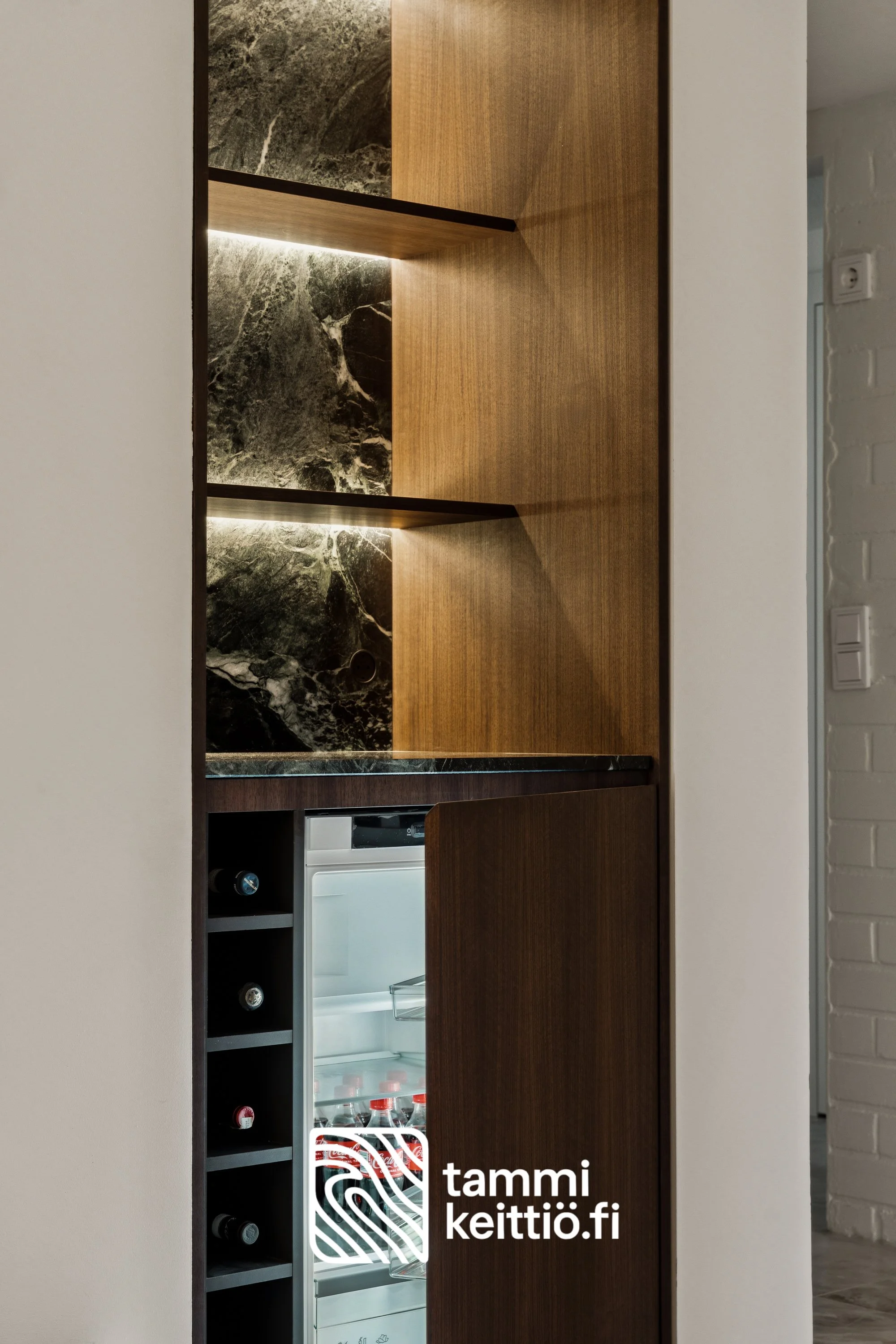 takkahuoneen hyllykkö virvoikejääkaapilla, taustavalaistulla Verde Guatemala kiviseinämällä