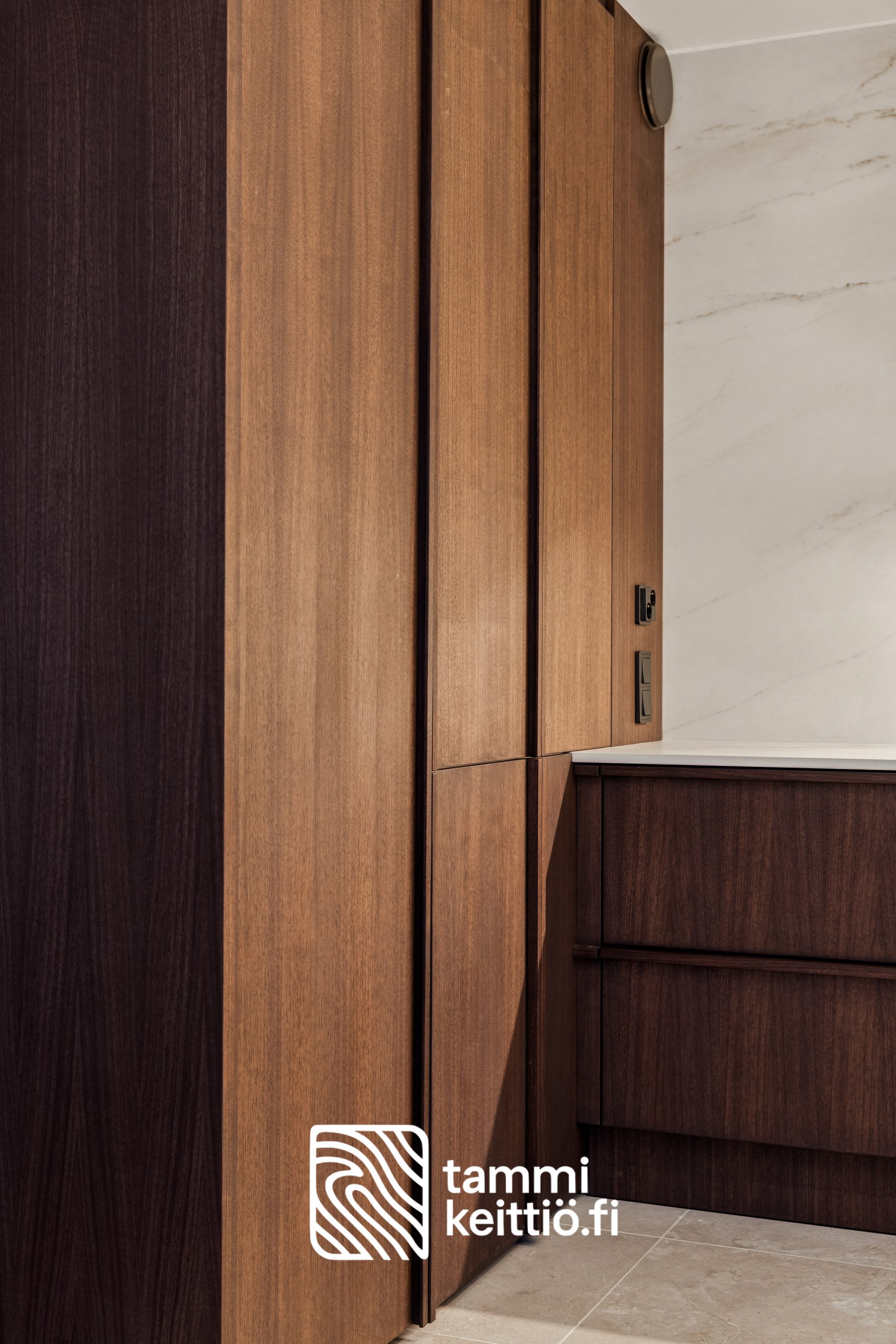 Pystyvedin vaakavedin pähkinäkeittiö