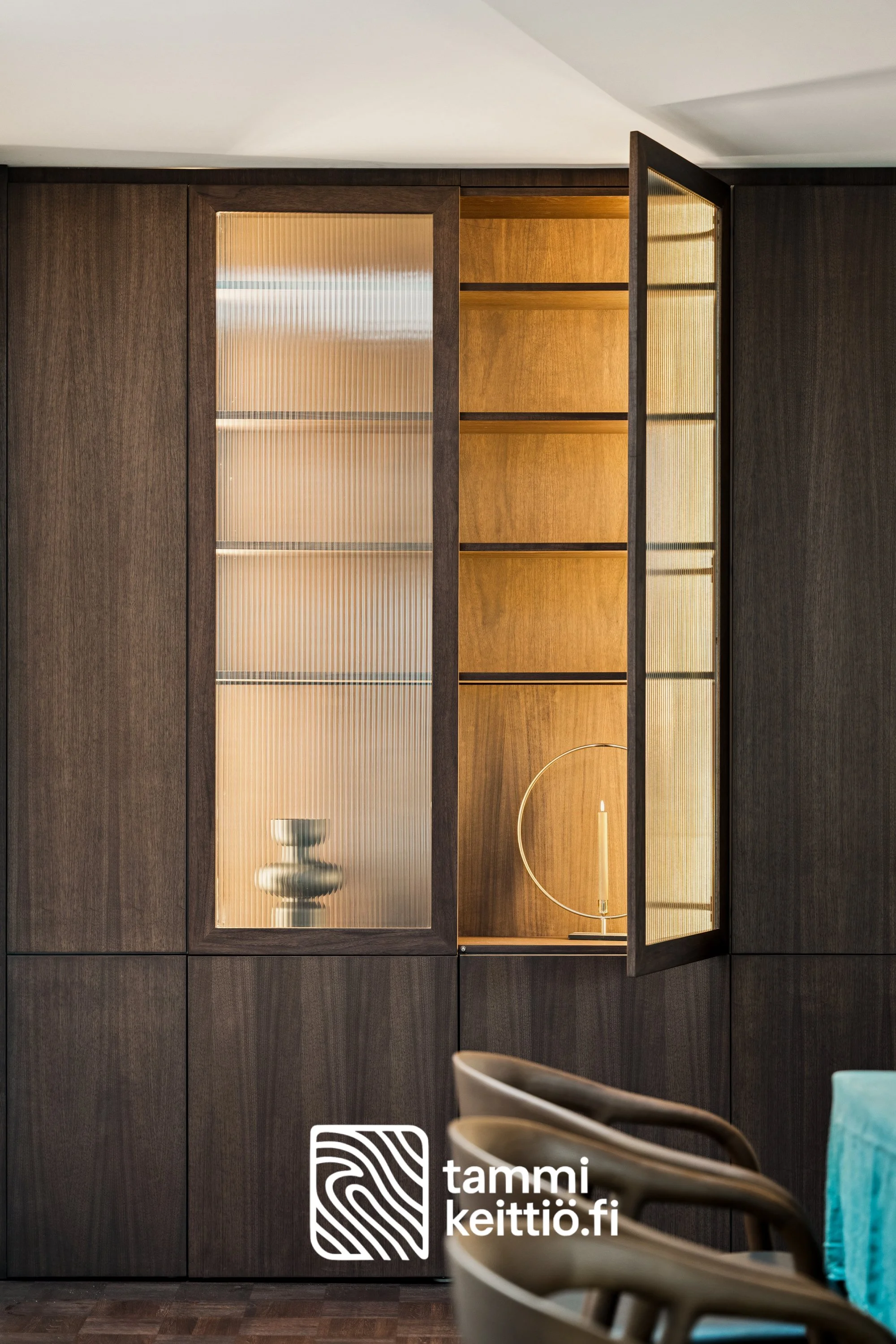 Vitriini pähkinäpuusta valoilla ja raitalasilla