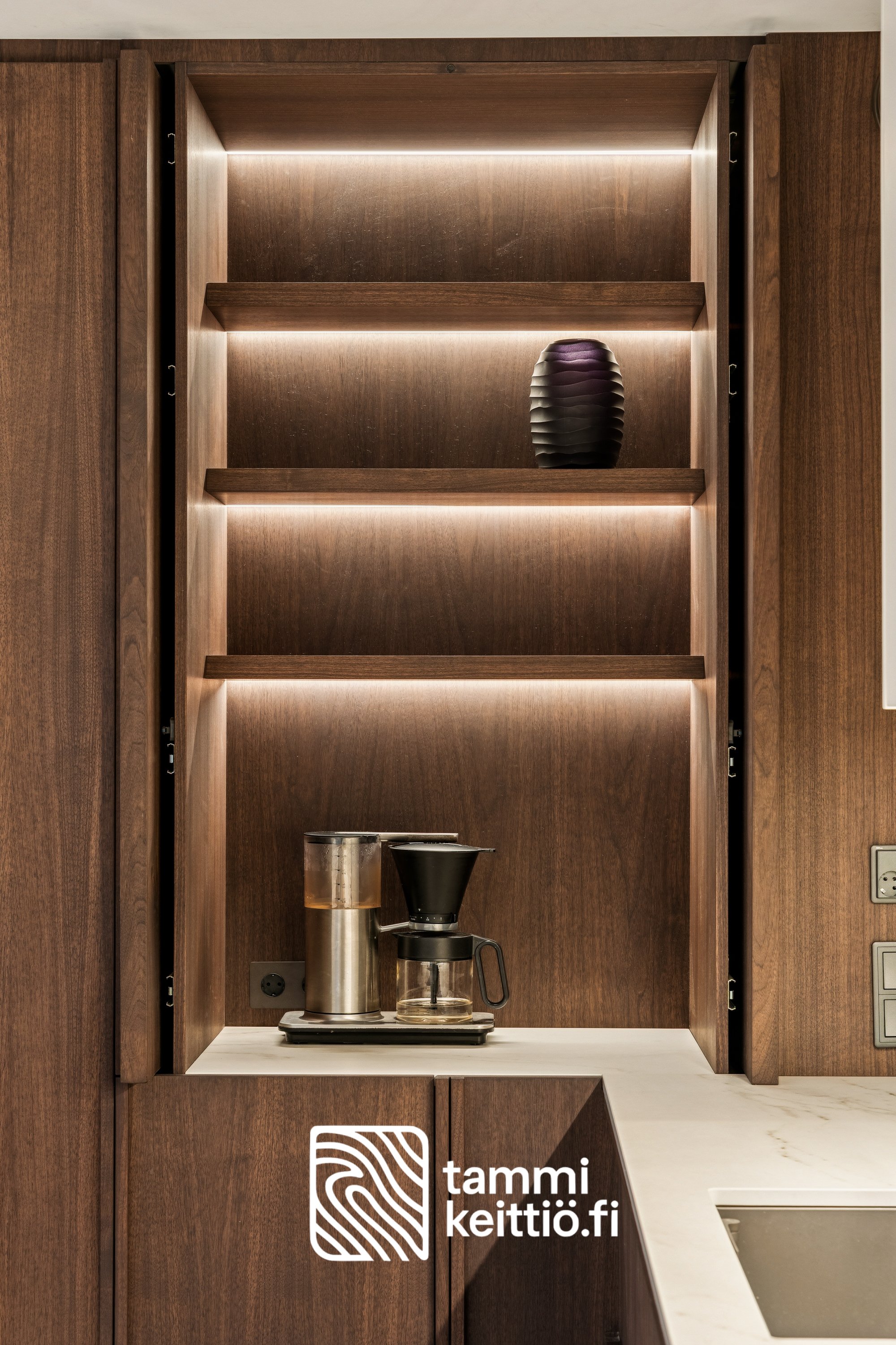 Aamiaiskaappi pähkinäviilusta upotetulla valaistuksella ja taskuovilla
