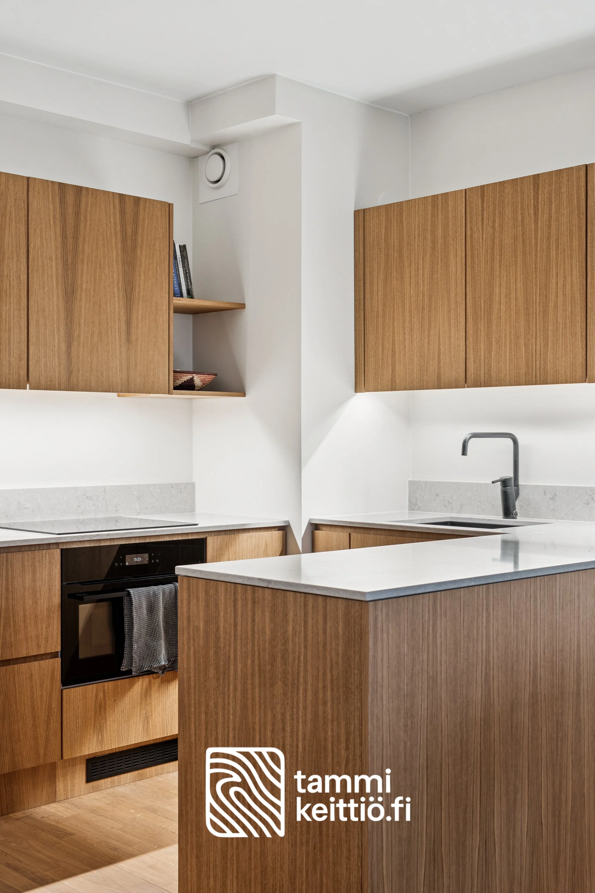 U-mallinen Tammikeittiö avohyllyllä