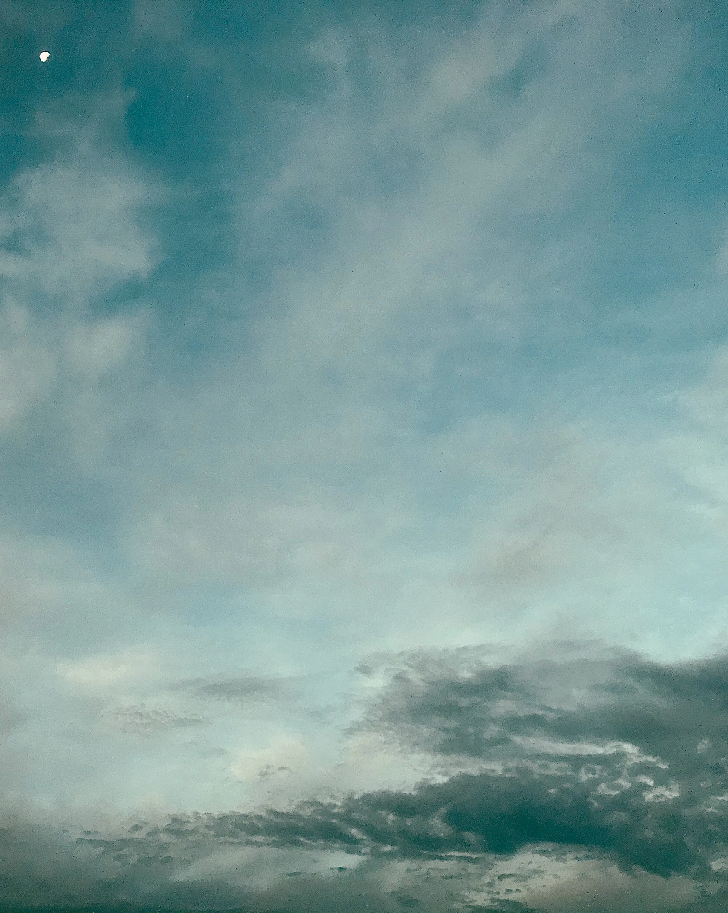 Ciel partiellement couvert de nuages avec une bande de ciel bleu