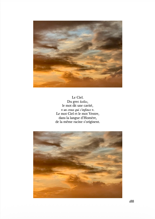 Ciel au coucher du soleil avec des nuages orange, marron et gris.