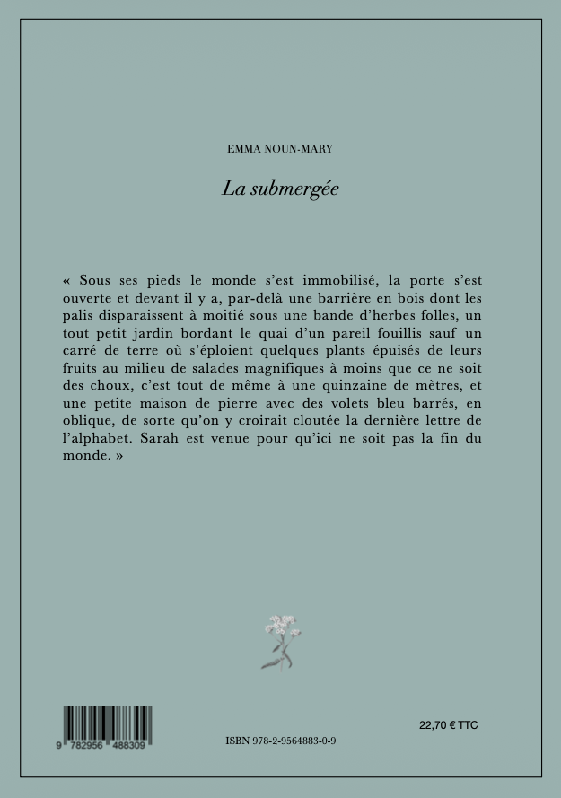 Page de couverture d'un livre intitulé "La submergée" d'Emma Noun-Mary, avec un fond de couleur gris vert, un petit dessin d'une fleur en bas, un code-barres et le prix 22,70 €.