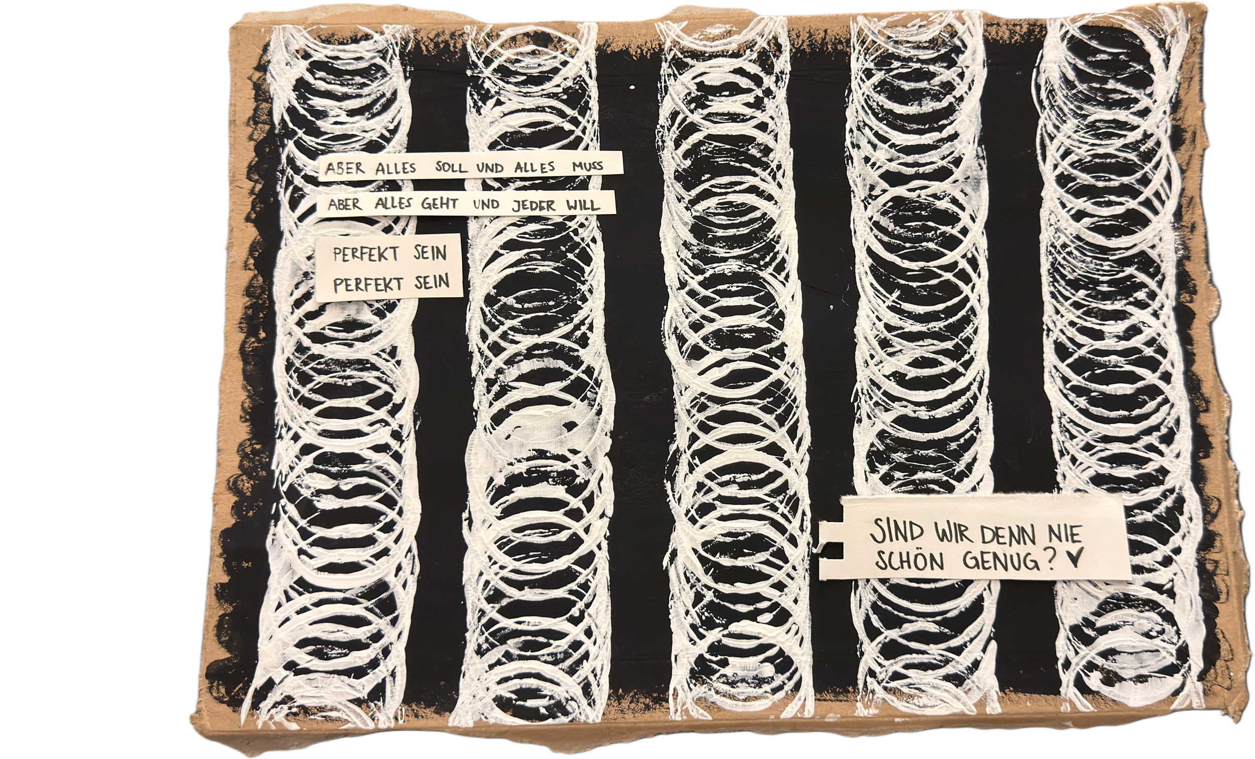 Kunstwerk mit weiße, spiralförmige Linien auf einem schwarzen Hintergrund. Drei Textstreifen mit deutschen Sprüchen: "Aber alles soll und alles muss", "Aber alles geht und jeder will perfekt sein", "Sind wir denn nie schön genug?"
