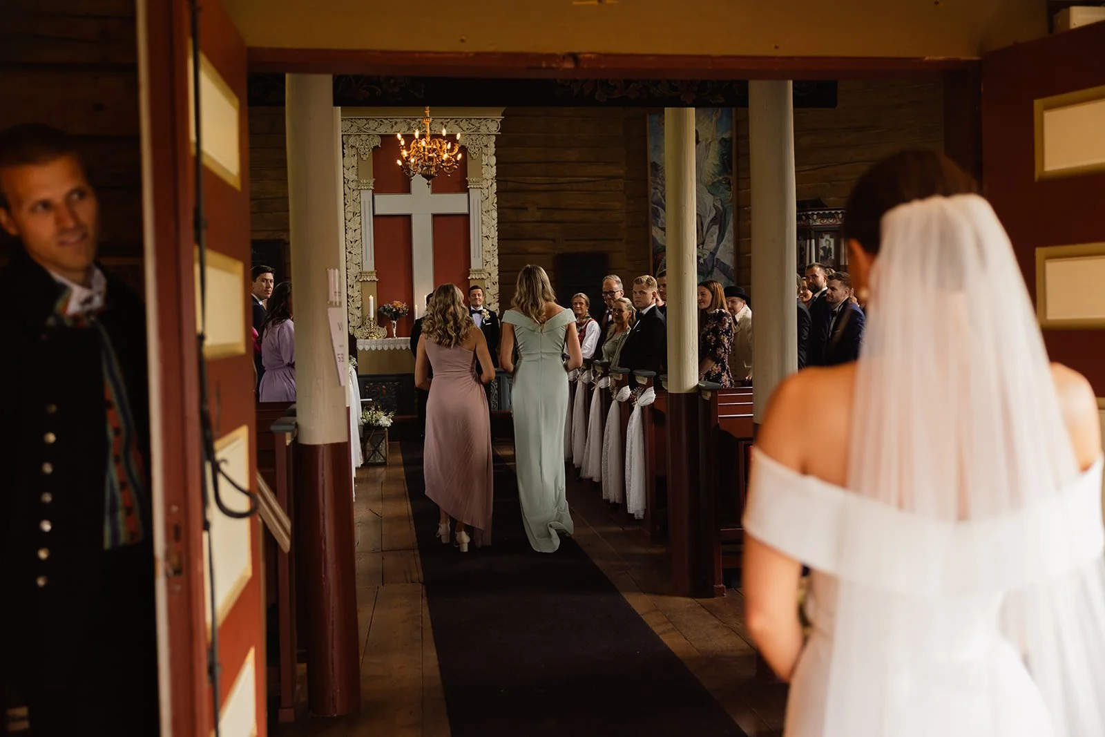En kirke med et brudepar og gjester under et bryllup.