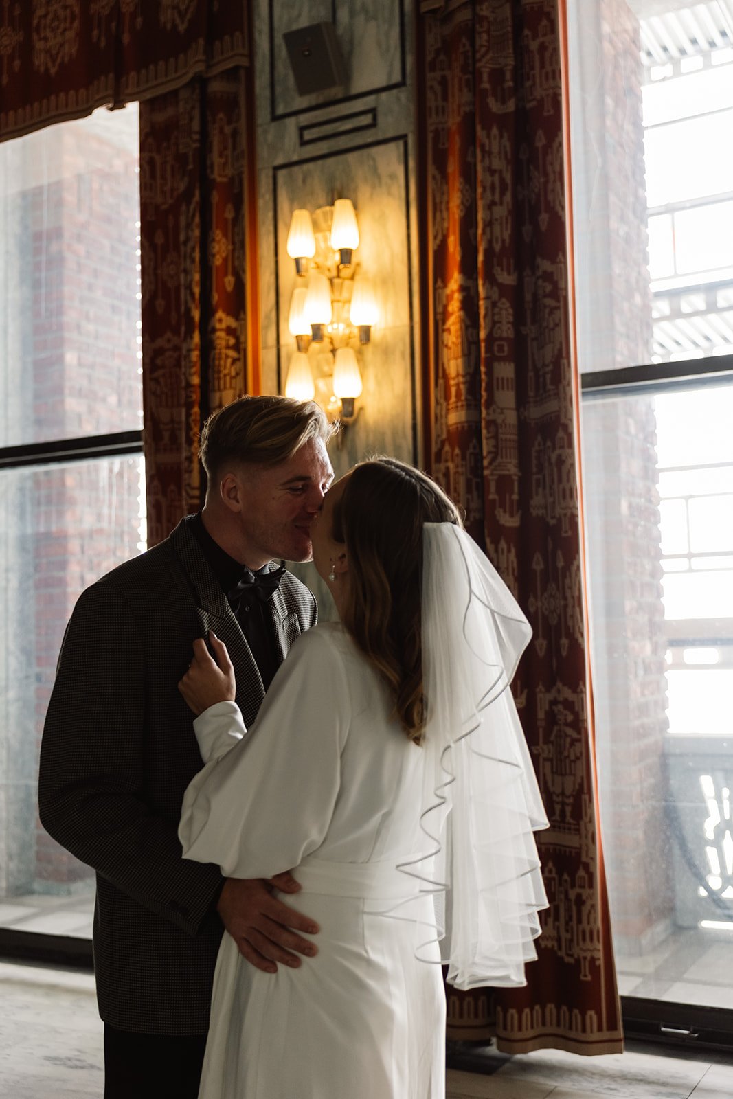 Et brudepar som kysser.