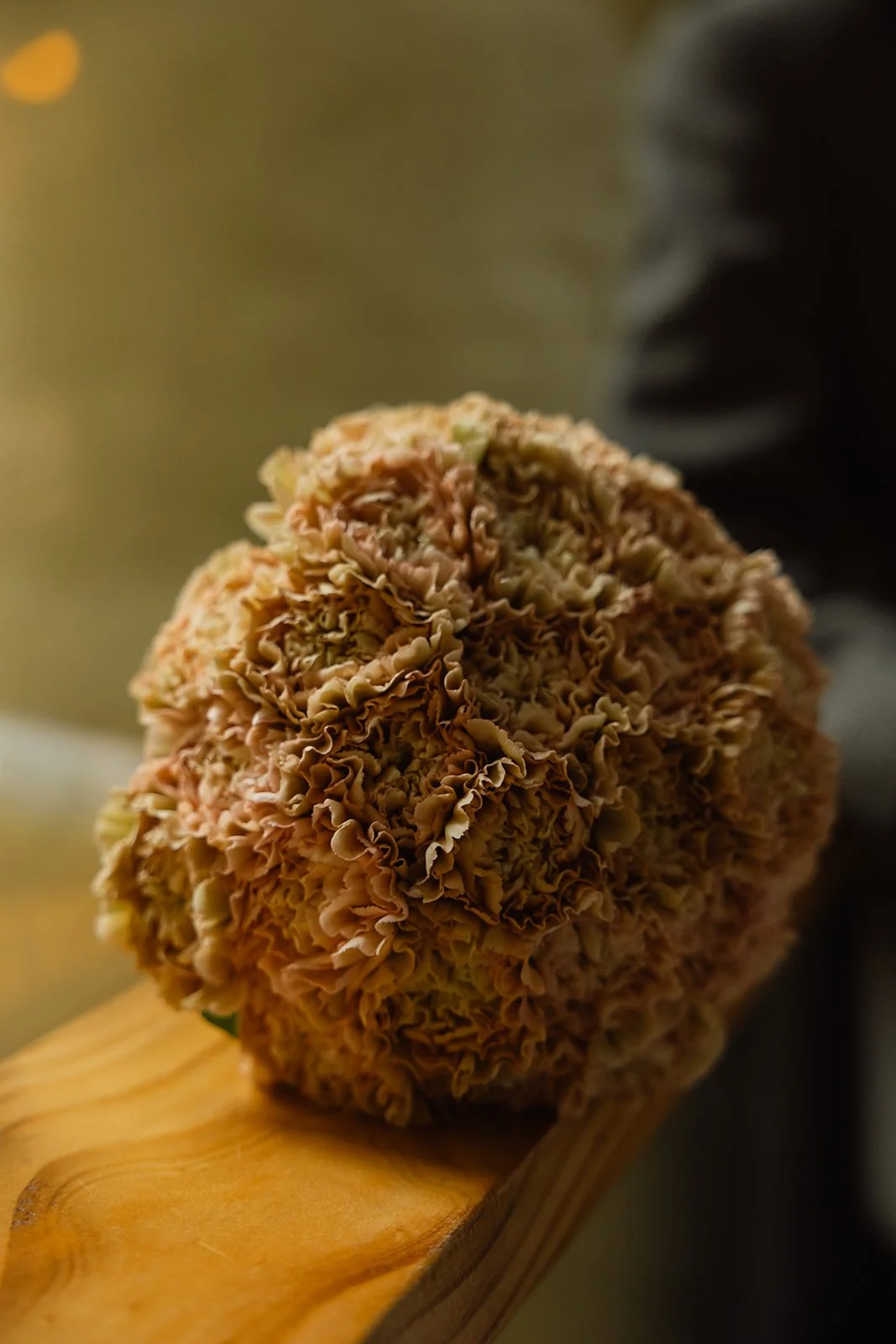 Brudebukett på et trebord.