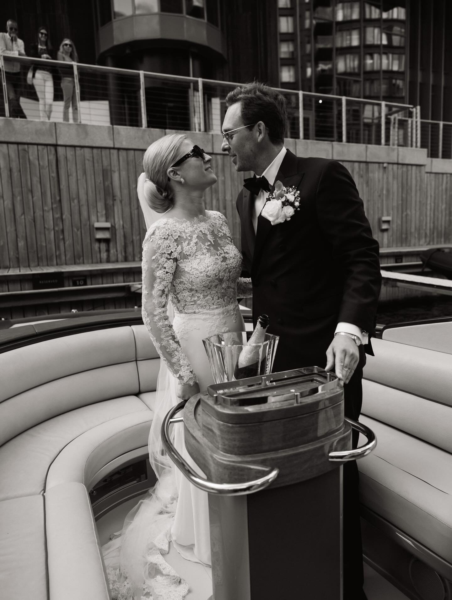 To stilige transportetapper fra kirken til festlokalet. Mathilde og Magnus kj&oslash;rte en veteranminibuss til Aker Brygge og tok b&aring;t videre til Roklubben p&aring; Bygd&oslash;y 🥂