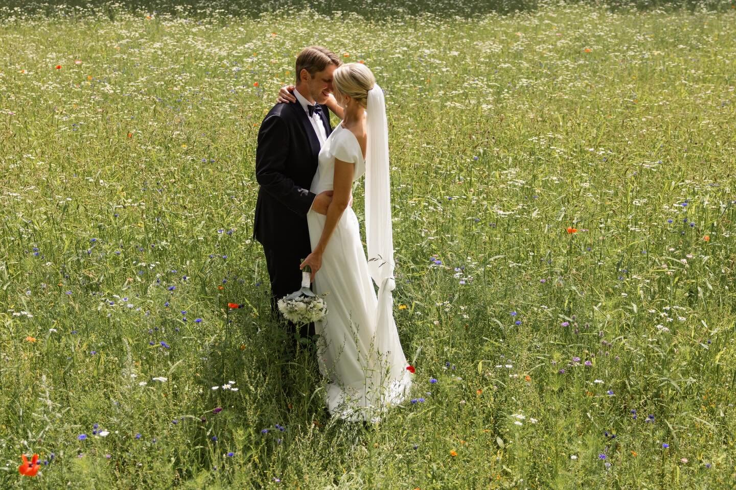 God p&aring;ske! Mer enn litt klar for blomster og sol og gr&oslash;nne enger igjen n&aring;.. Her fra Vilde og Ole sin vakre dag i fjor.