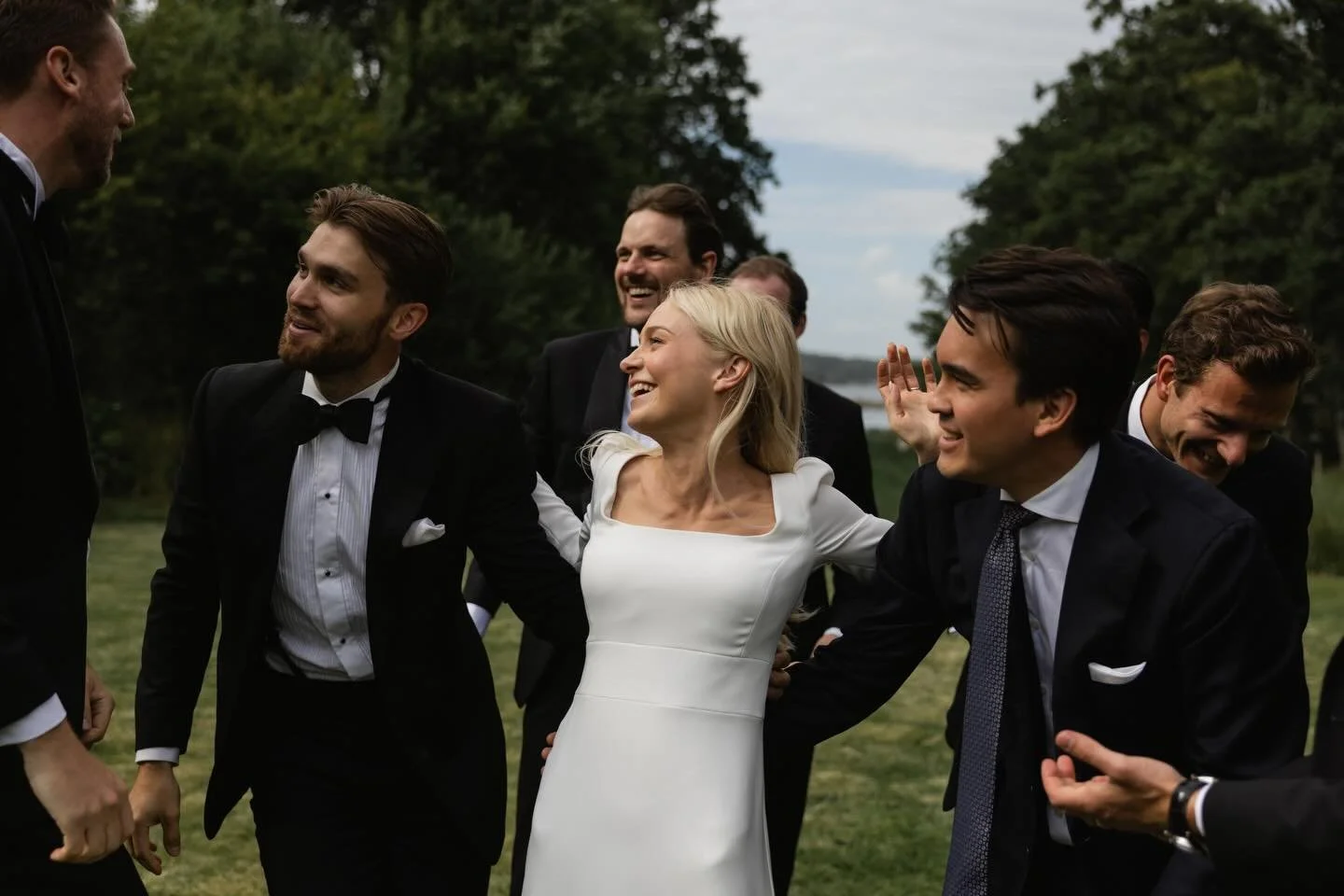 Gruppebilder trenger ikke &aring; v&aelig;re kjedelig! Eirin &amp; Eilliam p&aring; Eng&oslash; g&aring;rd i fjor 🤍