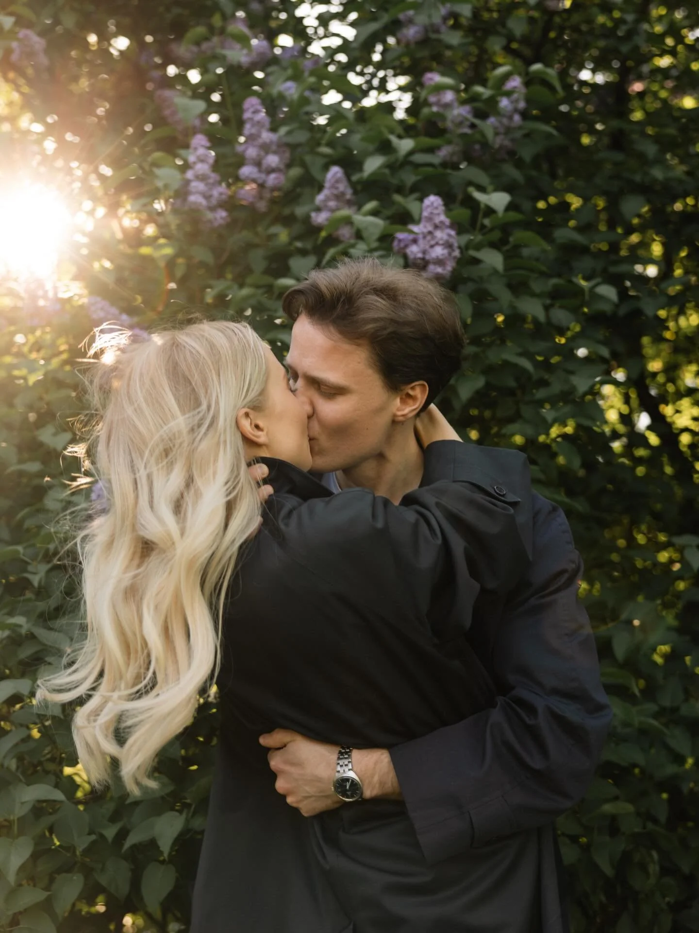 V&aring;r og syrinsesong er rett rundt svingen! 🤍 Eirin og William i mai i fjor, p&aring; Torshov.