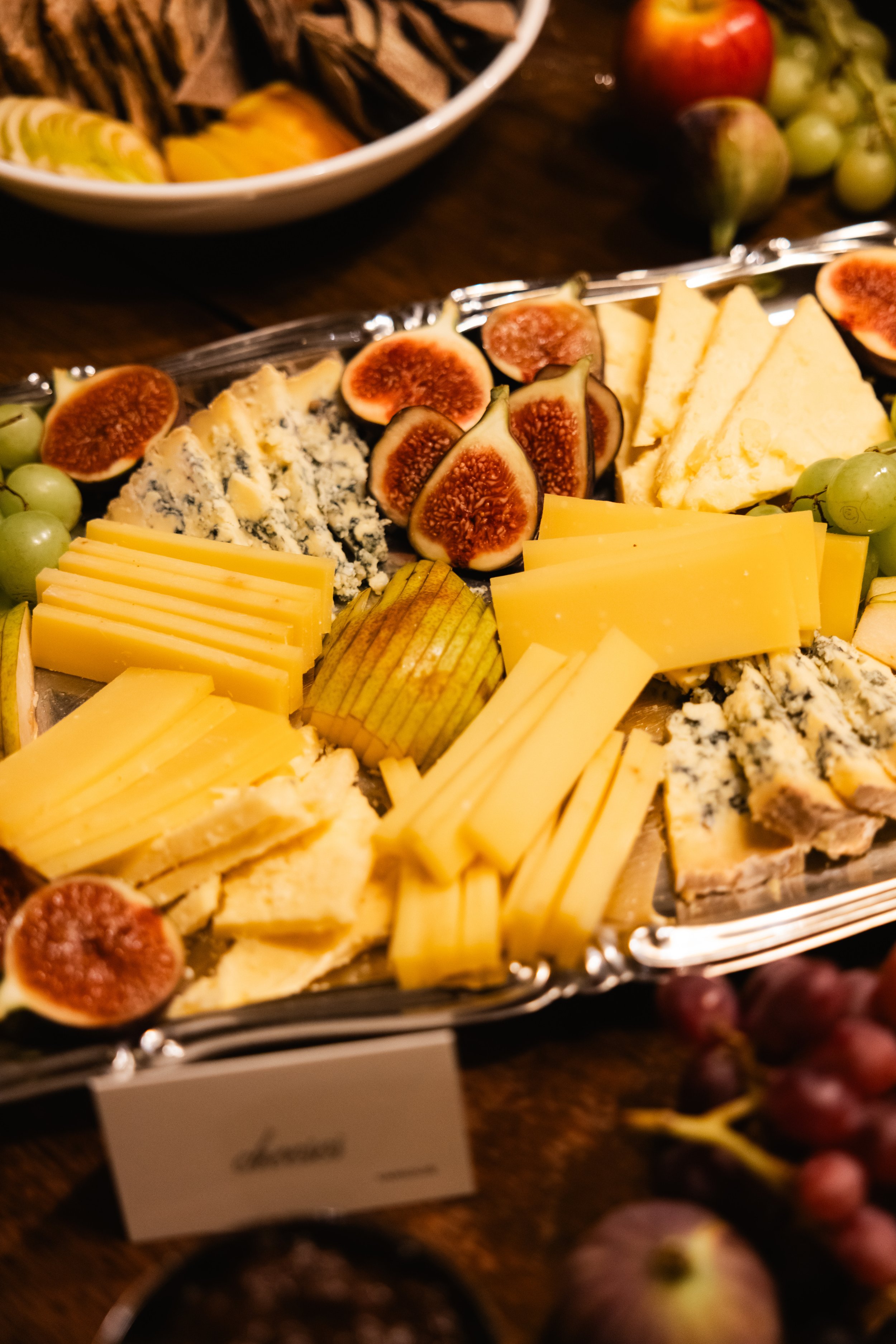 Ostetallerken med blåmuggost, cheddar, geitost, druer, fiken, epleskiver og kjeks.