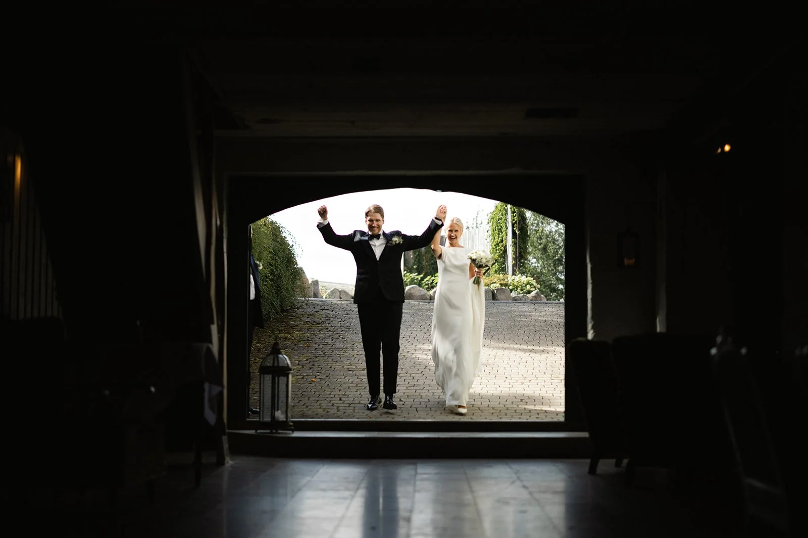 Brudepar går ut av en underjordisk gang, smiler og heiser hendene i triumf. Sollys lyser opp veien foran dem, de holder hender og har på seg formelle klær, kvinnen bærer brudekjole og mannens antrekk er svart tuxedo.